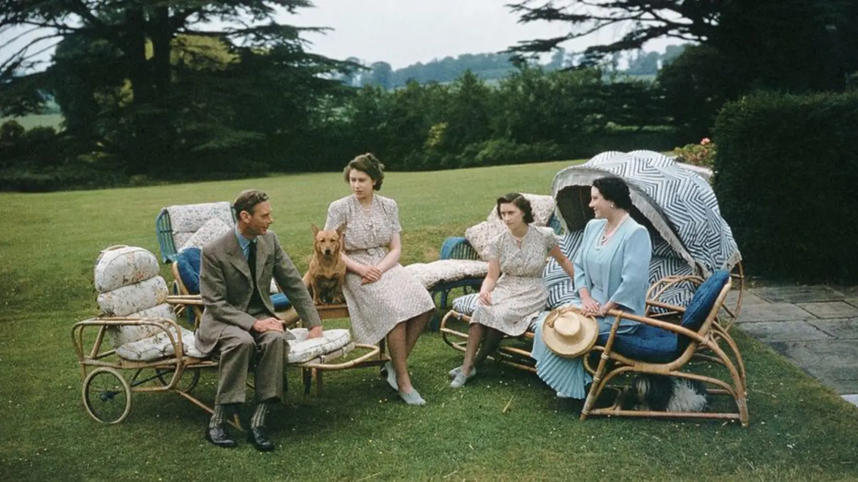 Kráľ George VI. a kráľovná Alžbeta s ich dcérami, s princeznou Alžbetou a s Margaret – rodina je vyobrazená, ako relaxuje v kráľovskej záhrade vo Windsore.