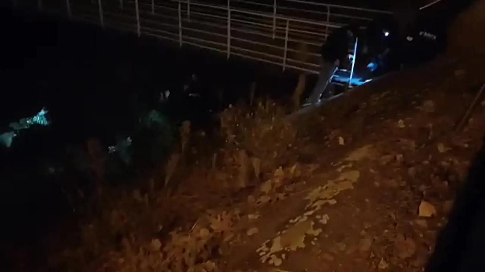 Polícia okamžite po streľbe rozbehla pátranie po hlavnom aktérovi. Vzlietol vrtuľník, ale vyplávali aj policajné člny.