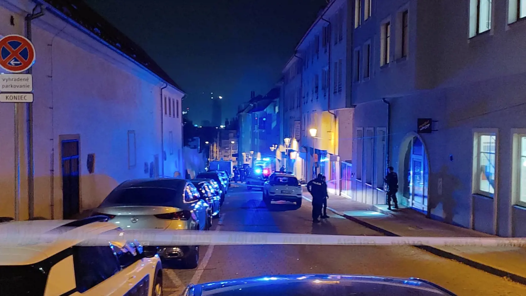Podľa doterajších zistení sú na mieste dve mŕtve telá a jedna zranená žena.