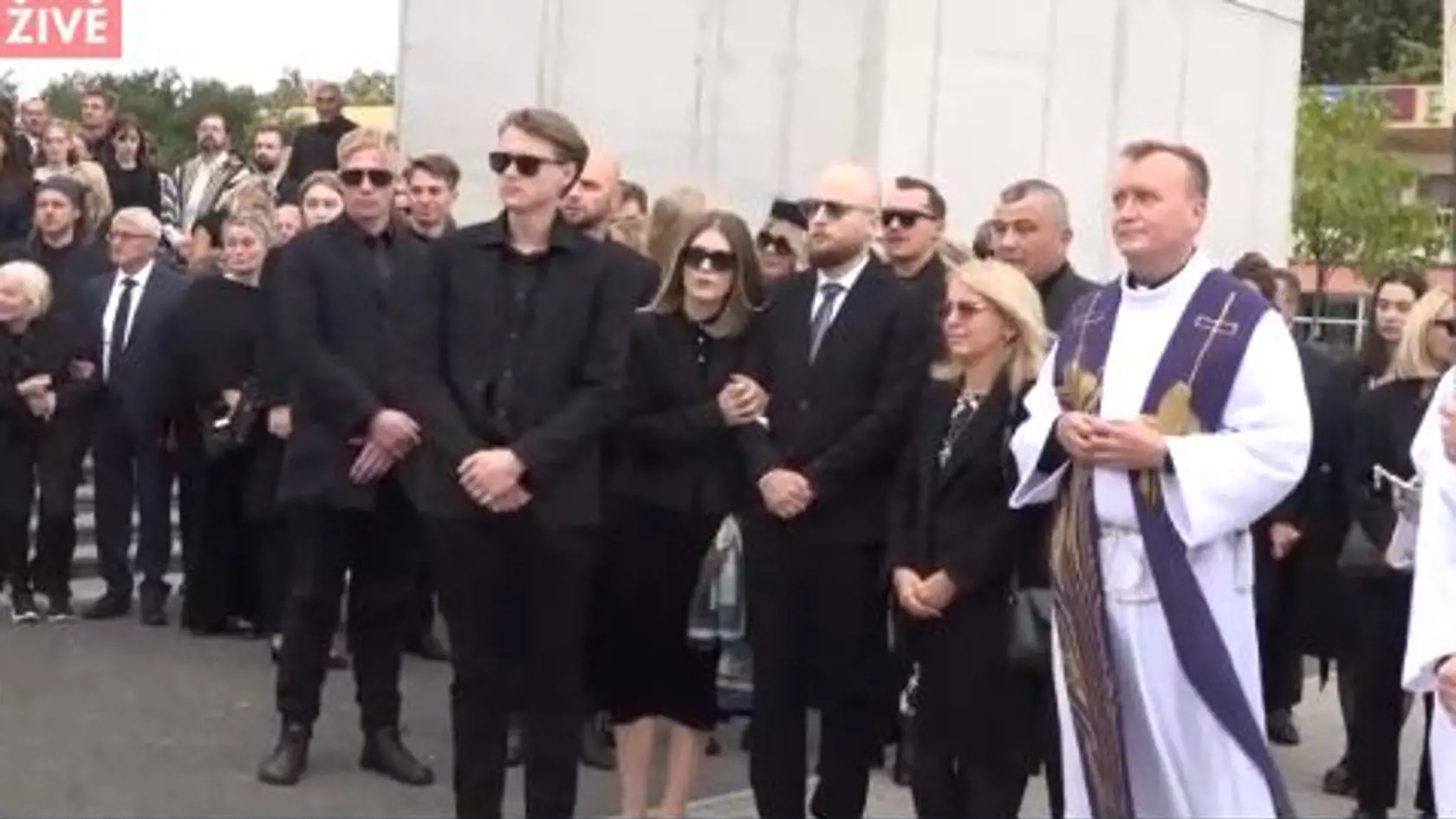 Posledná rozlúčka s talentovanou speváčkou Patriciou Janečkovou (†25). Na snímke v popredí a v okuliaroch manžel Vlastimil Burda.