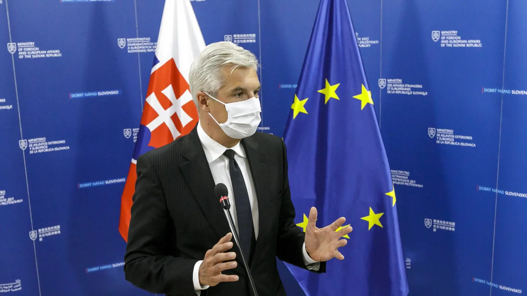 Na snímke minister zahraničných vecí a európskych záležitostí SR Ivan Korčok počas brífingu po telefonickom rozhovore s hlavným vyjednávačom EÚ pre vzťahy so Spojeným kráľovstvom Michelom Barnierom v Bratislave 13. mája 2020. FOTO TASR - Dano Veselský