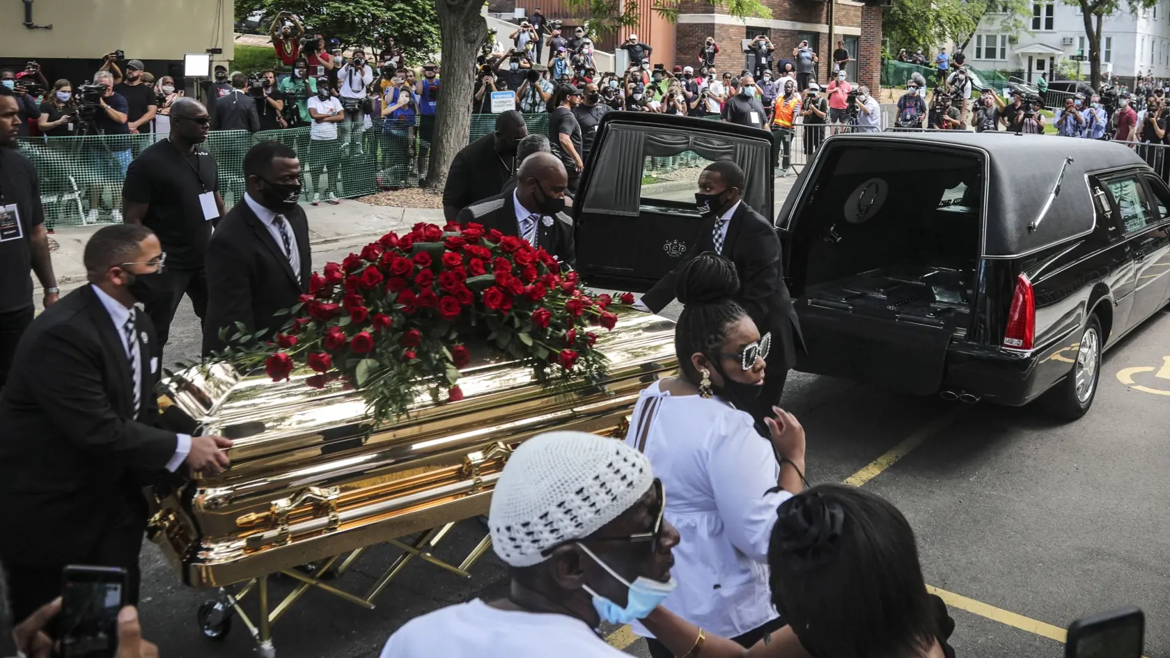 KK4 Minneapolis - Rakvu s pozostatkami Georgeho Floyda nesú do auta po smienkovej omši 4. júna 2020 v Minneapolise. FOTO TASR/AP
CORRECTS TO MEMORIAL SERVICE, NOT FUNERAL - George Floyd's casket carried to a hearse after a memorial service for Floyd at North Central University, Thursday, June 4, 2020, in Minneapolis. Floyd died after being restrained by Minneapolis police officers on May 25. (AP Photo/Bebeto Matthews)