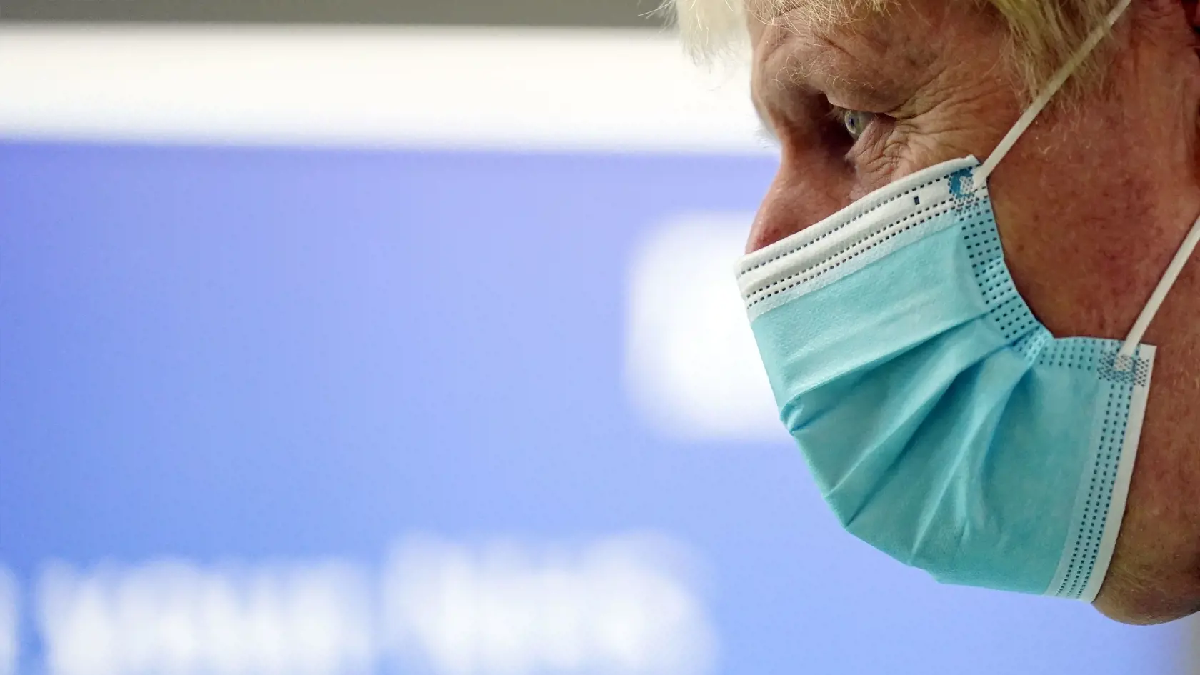 WA 2 Aylesbury - Britský premiér Boris Johnson počas návštevy očkovacieho centra na štadióne v anglickom meste Aylesbury v pondelok 3. januára 2022. FOTO TASR/AP 

Britain's Prime Minister Boris Johnson visits a vaccination hub in the at Stoke Mandeville Stadium in Aylesbury, England, Monday Jan. 3, 2022, as the booster vaccination programme continues. (Steve Parsons/Pool via AP)