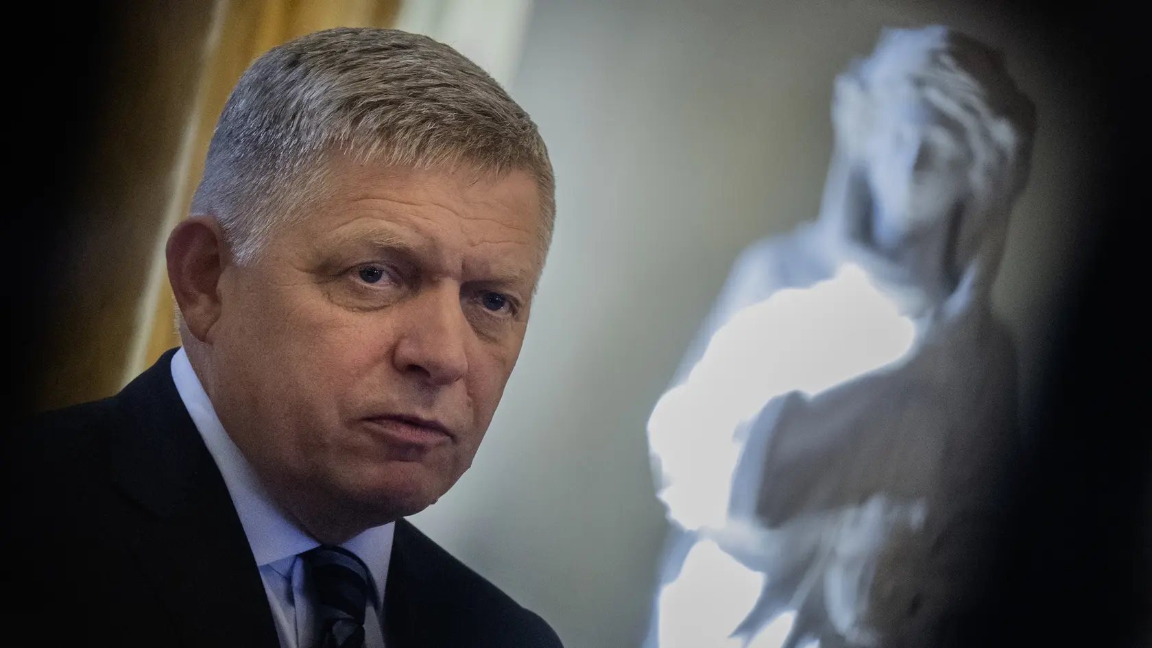 Na snímke slovenský premiér Robert Fico (Smer-SD) počas tlačovej konferencie s maďarským premiérom Viktorom Orbánom v Bratislave v pondelok 28. apríla 2025.