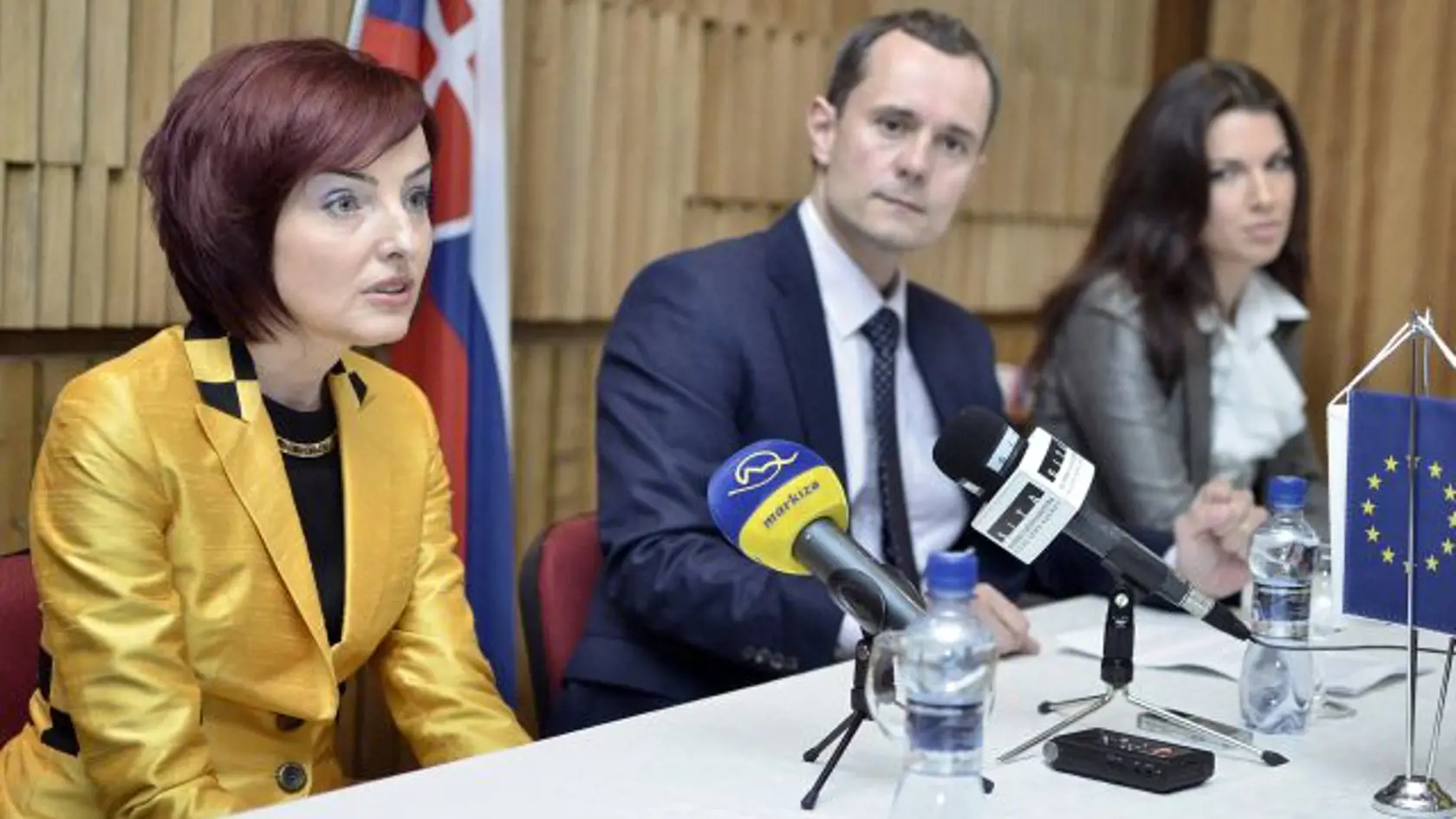 V nedeľu 13. apríla 2014 počas tlačovej konferencie v Banskej Bystrici poslanec Národnej rady SR Radoslav Procházka predstavil členov prípravného výboru svojej novej strany: primátorku Prievidze Katarínu Macháčkovú a prodekanku Fakulty medzinárodných vzťahov Ekonomickej univerzity v Bratislave Katarínu Cséfalvayovú. Na snímke zľava Katarína Macháčková, Radoslav Prochádzka a Katarína Cséfalvayová. FOTO TASR - Dušan Hein