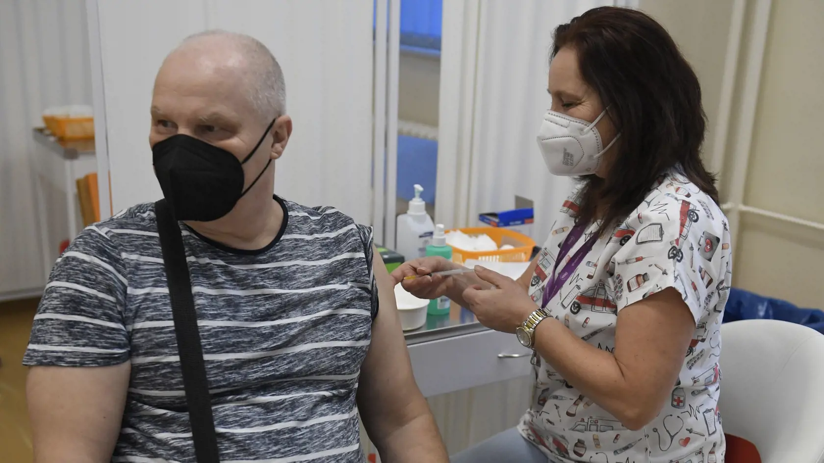 Na snímke očkovanie proti ochoreniu COVID-19 vo vakcinačnom centre UNLP v Košiciach 31. decembra 2021. FOTO TASR – František Iván 