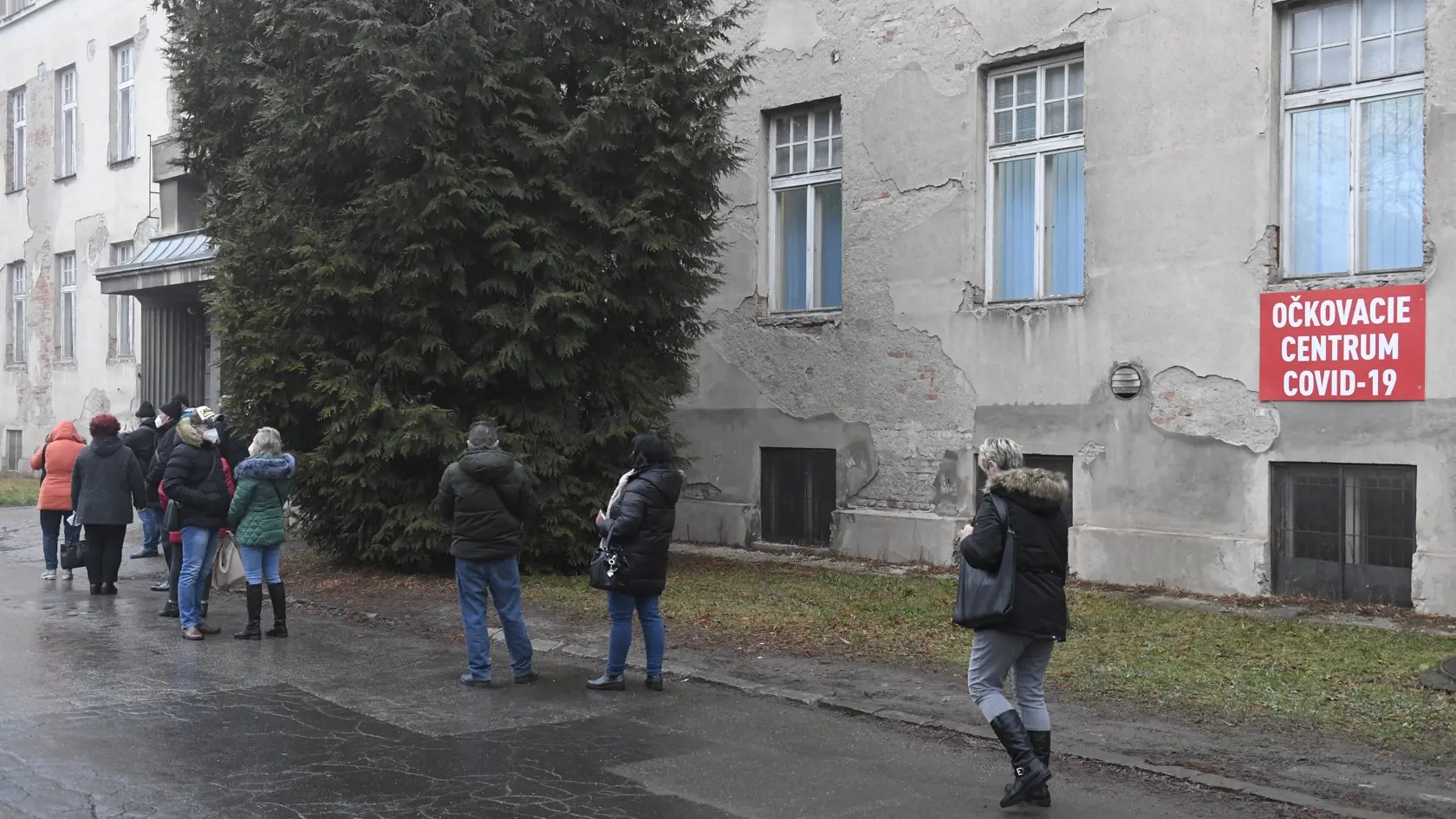 Na snímke ľudia stoja v rade na očkovanie proti ochoreniu COVID-19 vo vakcinačnom centre UNLP v Košiciach 31. decembra 2021. FOTO TASR – František Iván 