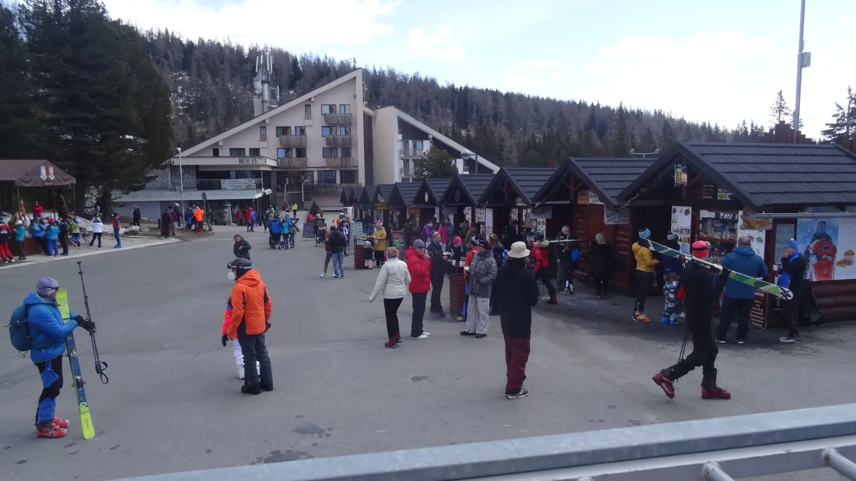 Vysoké Tatry sa opäť hemžia návštevníkmi, polovica hotelov však stále čaká na letnú sezónu.