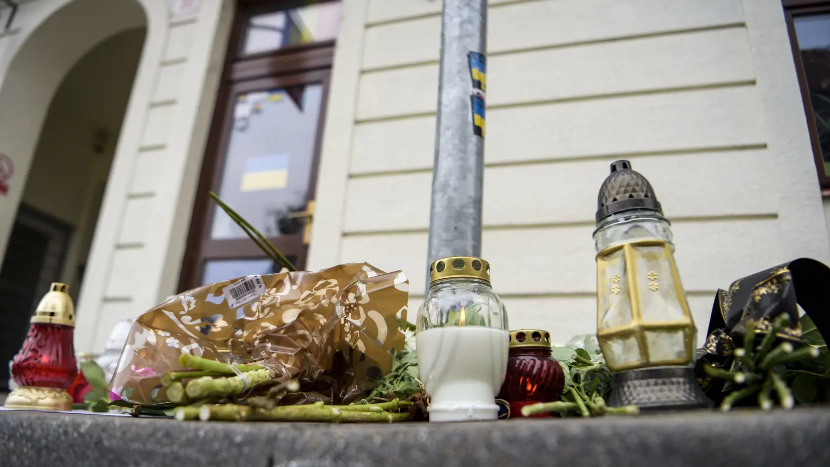 Na snímke sviečky a kvety sú položené pri mieste stredajšieho útoku na Zámockej ulici vo štvrtok 13. októbra 2022 v Bratislave. K streľbe na Zámockej ulici v Bratislave došlo v stredu po 19.00 h. Na mieste zomreli dvaja muži. Zranená bola jedna žena, ktorú previezli do jednej z bratislavských nemocníc. Páchateľ z miesta činu ušiel. Polícia ho po intenzívnom hľadaní našla ráno mŕtveho. FOTO TASR - Pavol Zachar