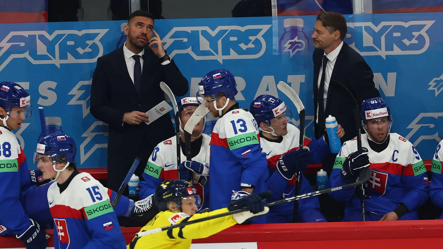 Striedačka slovenských hokejistov počas zápasu proti domácim Švédom.