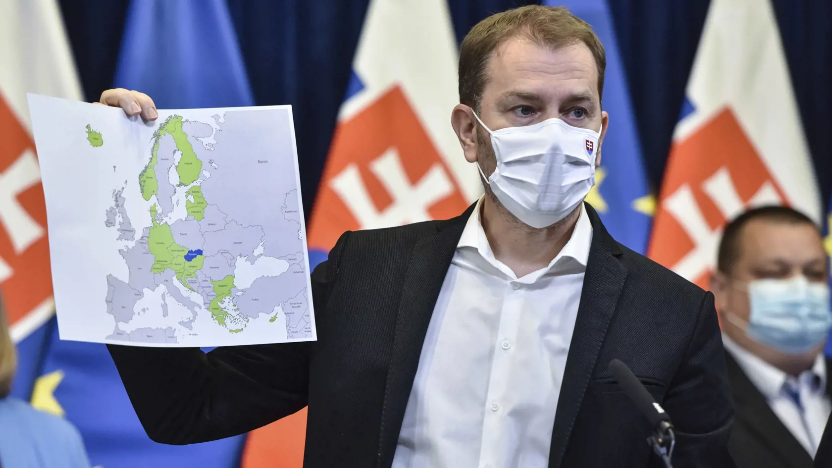 Na snímke predseda vlády SR Igor Matovič (OĽaNO) prezentuje ďalšie krajiny, ktoré pribúdajú do tzv. skupiny bezpečných krajín počas tlačovej konferencie v Bratislave 9. júna 2020. Voľný pohyb sa rozšíri o ďalších 16 krajín.