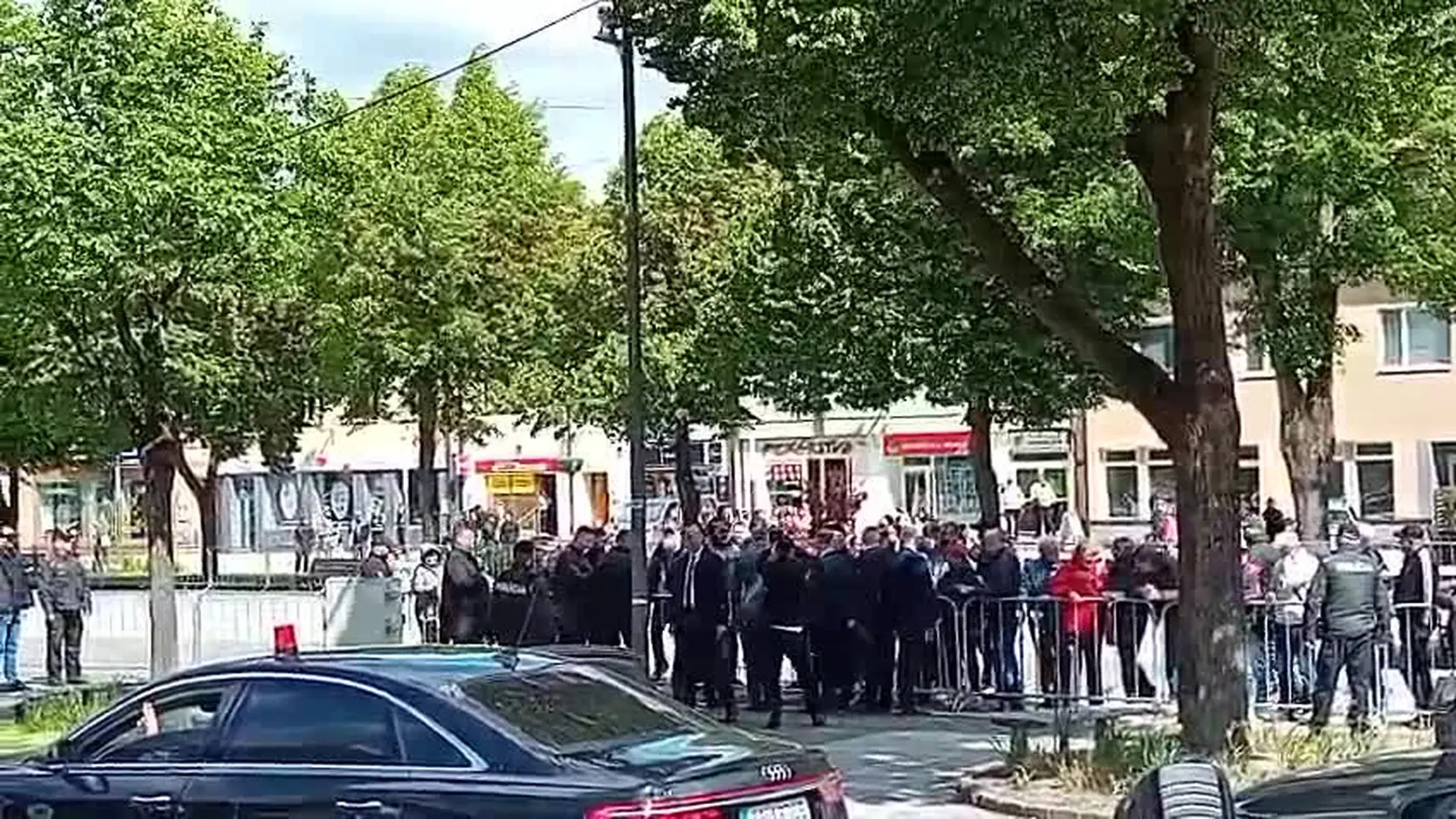 Robert Fico je po roku opäť na výjazdovom rokovaní vlády v Handlovej. Nebál sa a aj tentokrát prišiel pozdraviť prítomných ľudí.