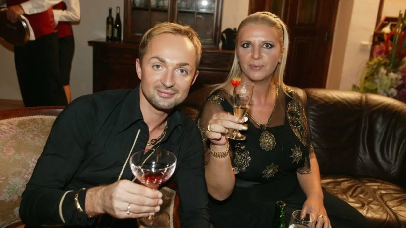 V čase reality šou si Versače a Nora veľmi sadli. Nikomu sa vtedy ani len nesnívalo, že Nitran raz bude majiteľom perešskej vily a dokonca manželom  niekdajšej pani Mojsejovej.