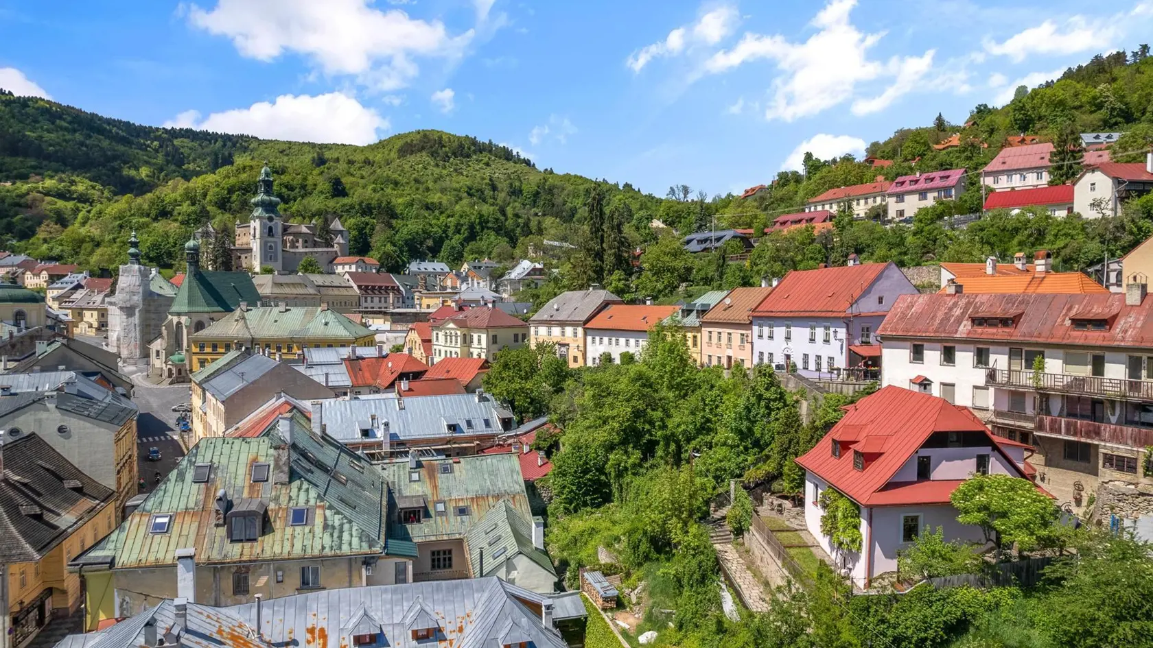 Meštiansky dom z 15. storočia s výnimočným genius loci situovaný v tichej romantickej uličke v srdci Banskej Štiavnice. 