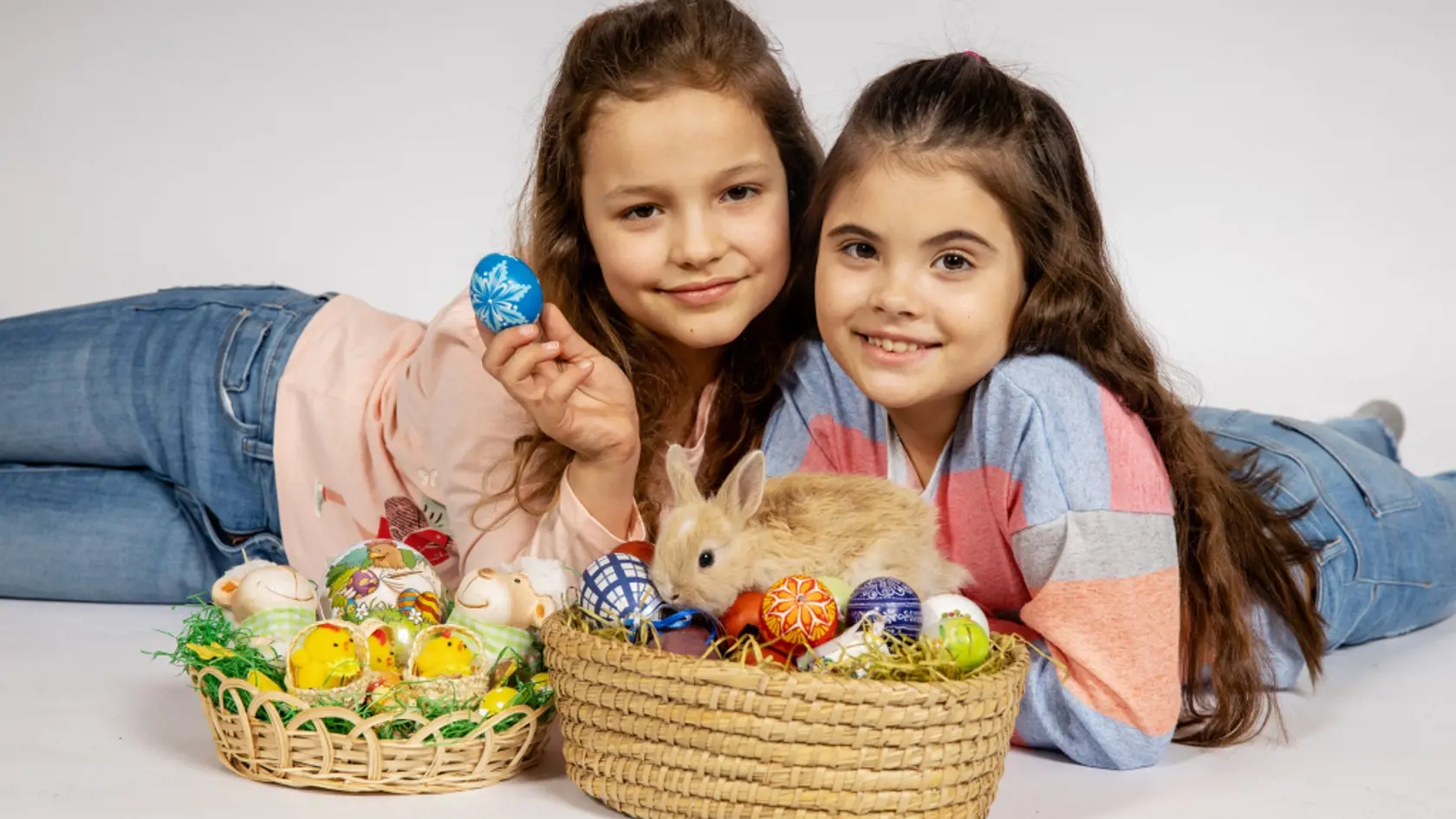 Izabelka a Laura majú už vajíčka pre šibacov nachystané.
