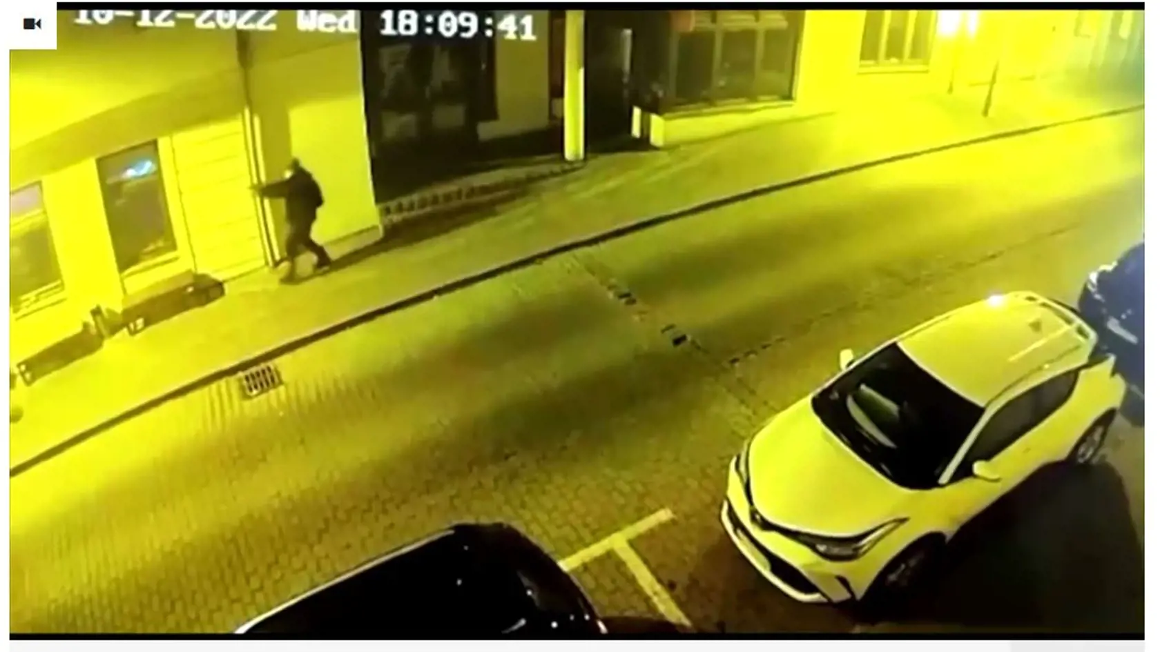 Na videu je vidieť, ako vyšiel na ulicu a začal strieľať po obetiach.