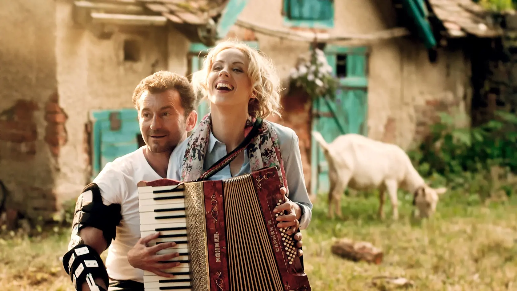 Petra Hřebíčková a Ondřej Vetchý vo filme Bezva ženská na krku