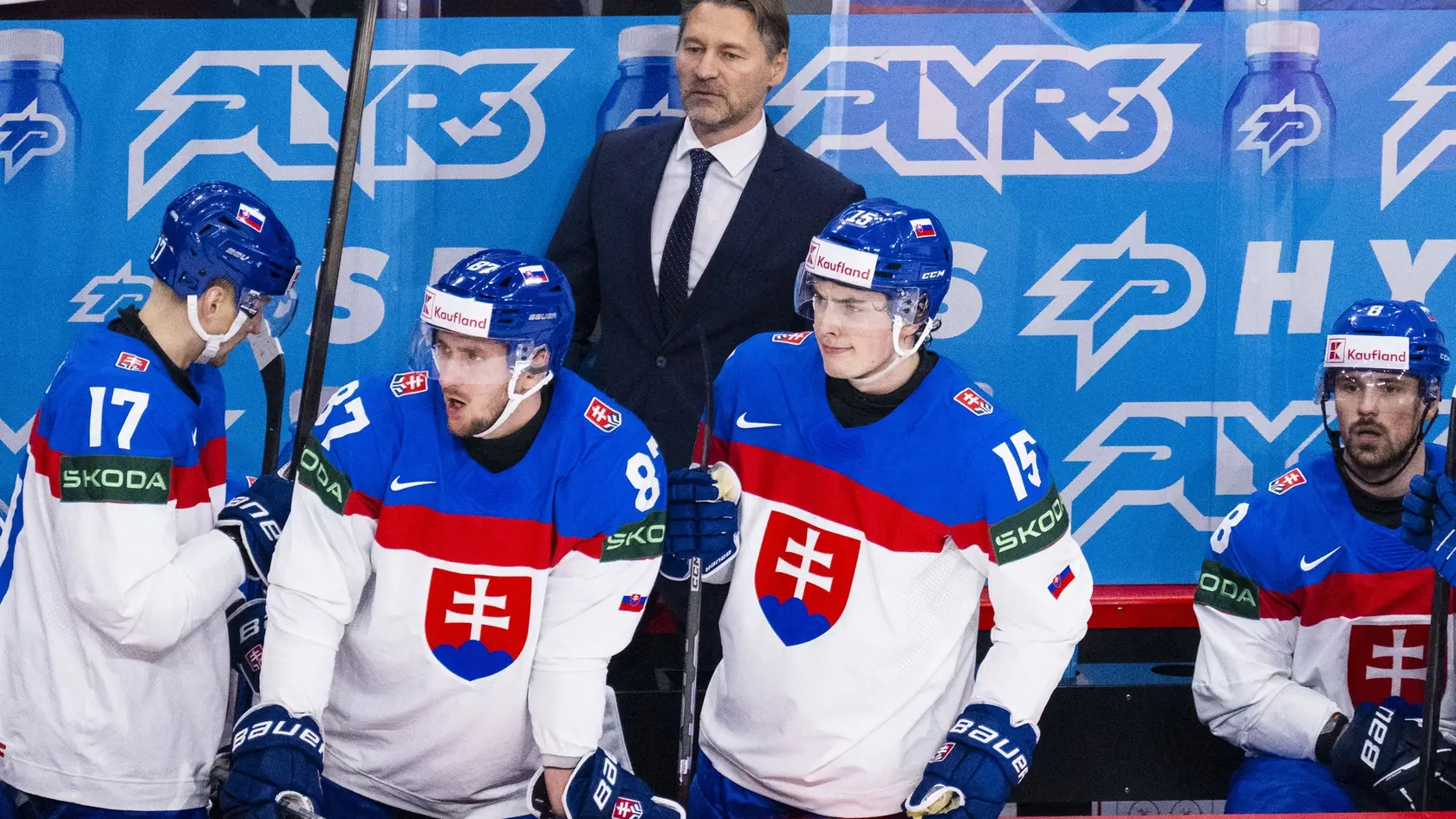 Na snímke slovenskí hokejisti zľava Matej Kašlík, Pavol Regenda, tréner slovenskej hokejovej reprezentácie Vladimír Országh, Dalibor Dvorský a Maxim Čajkovič sledujú zo striedačky zápas A-skupiny Fínsko - Slovensko na 88. majstrovstvách sveta v ľadovom hokeji v Štokholme 20. mája 2025. FOTO TASR - Jakub Kotian  