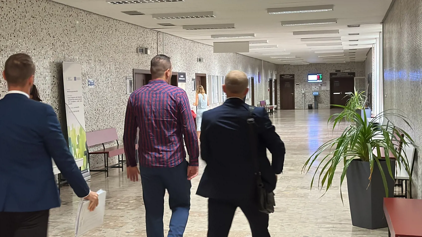 „Nebudem sa vyjadrovať na vaše otázky a neželám si, aby ste ma kamerovali a pýtali sa ma otázky,“ reagoval vtedy obžalovaný Dávid na novinárske otázky.