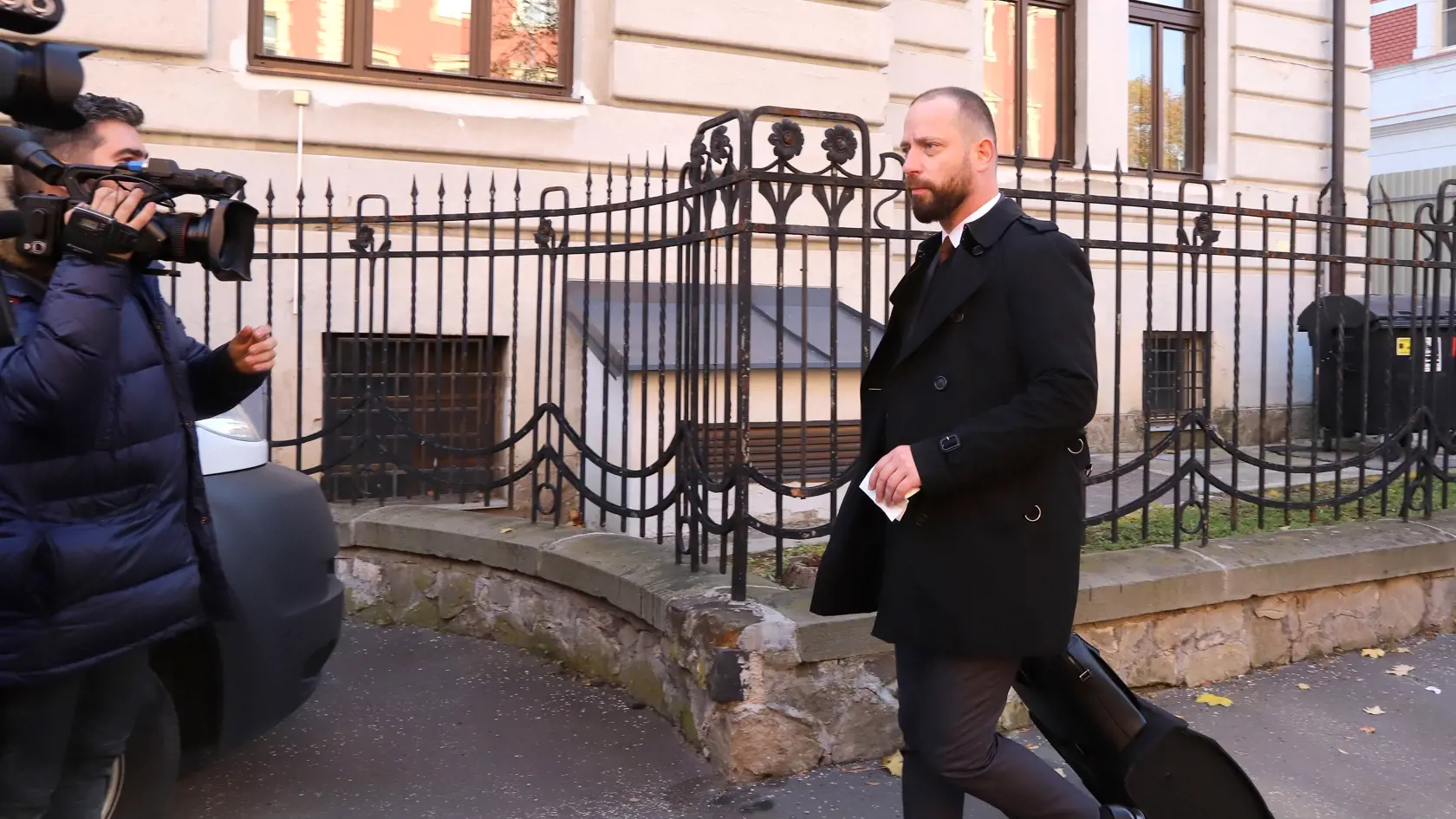 Na Špecializovanom trestnom súde (ŠTS), pracovisku Banská Bystrica, sa začalo rozhodovanie o predĺžení väzby obvineným v rámci policajnej akcie Očistec. Na snímke obhajca obvineného Tibora G. Marek Para prichádza na ŠTS v Banskej Bystrici 26. októbra 2021. FOTO TASR - Ján Krošlák