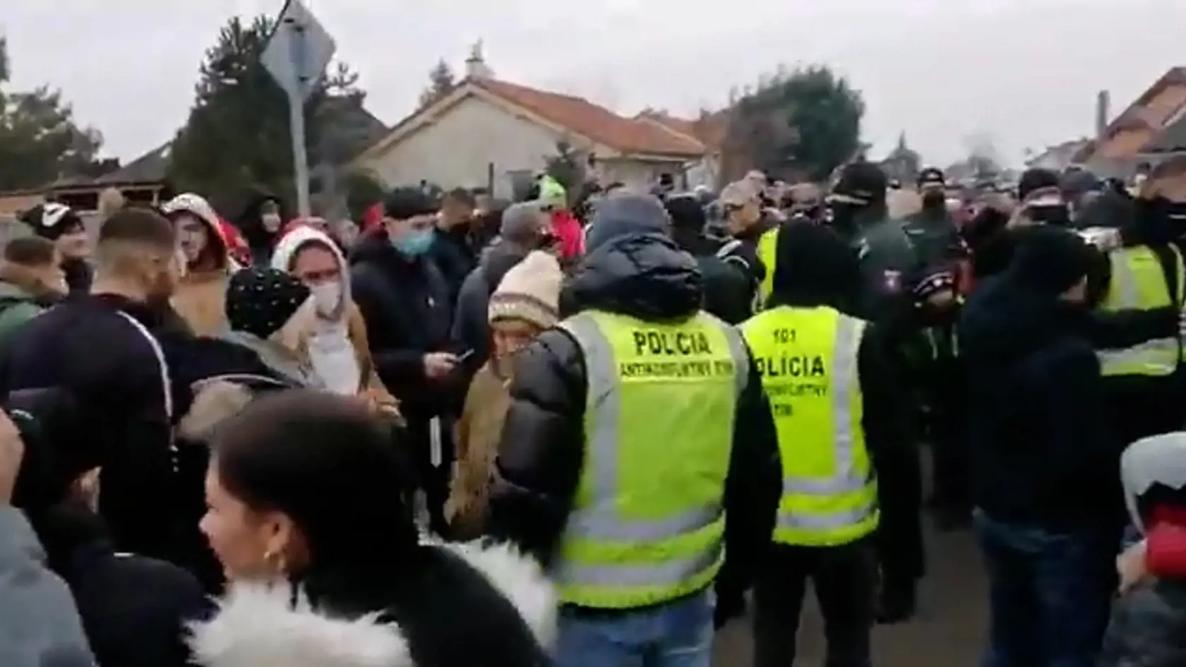 Protest v Miloslavove musela ukončiť polícia