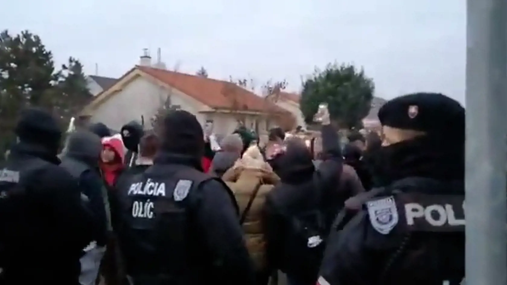 Polícia zasahuje na proteste v Miloslavove