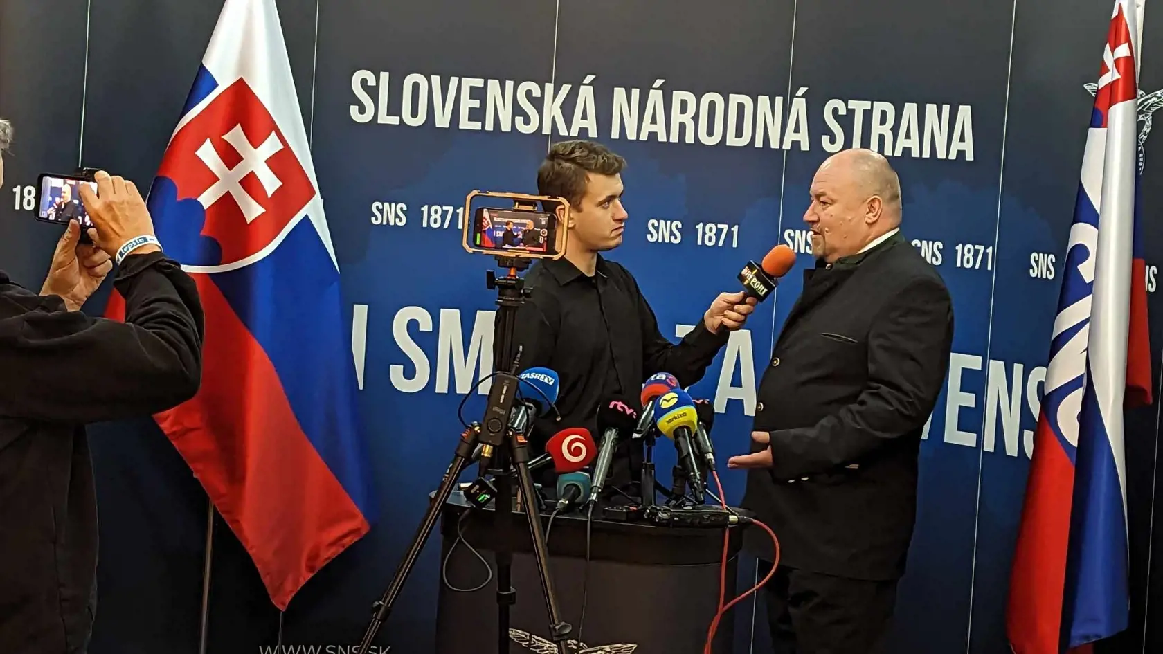 Prvý z politikov SNS po uzavretí volebných miestností prišiel medzi novinárov Rudolf Huliak.