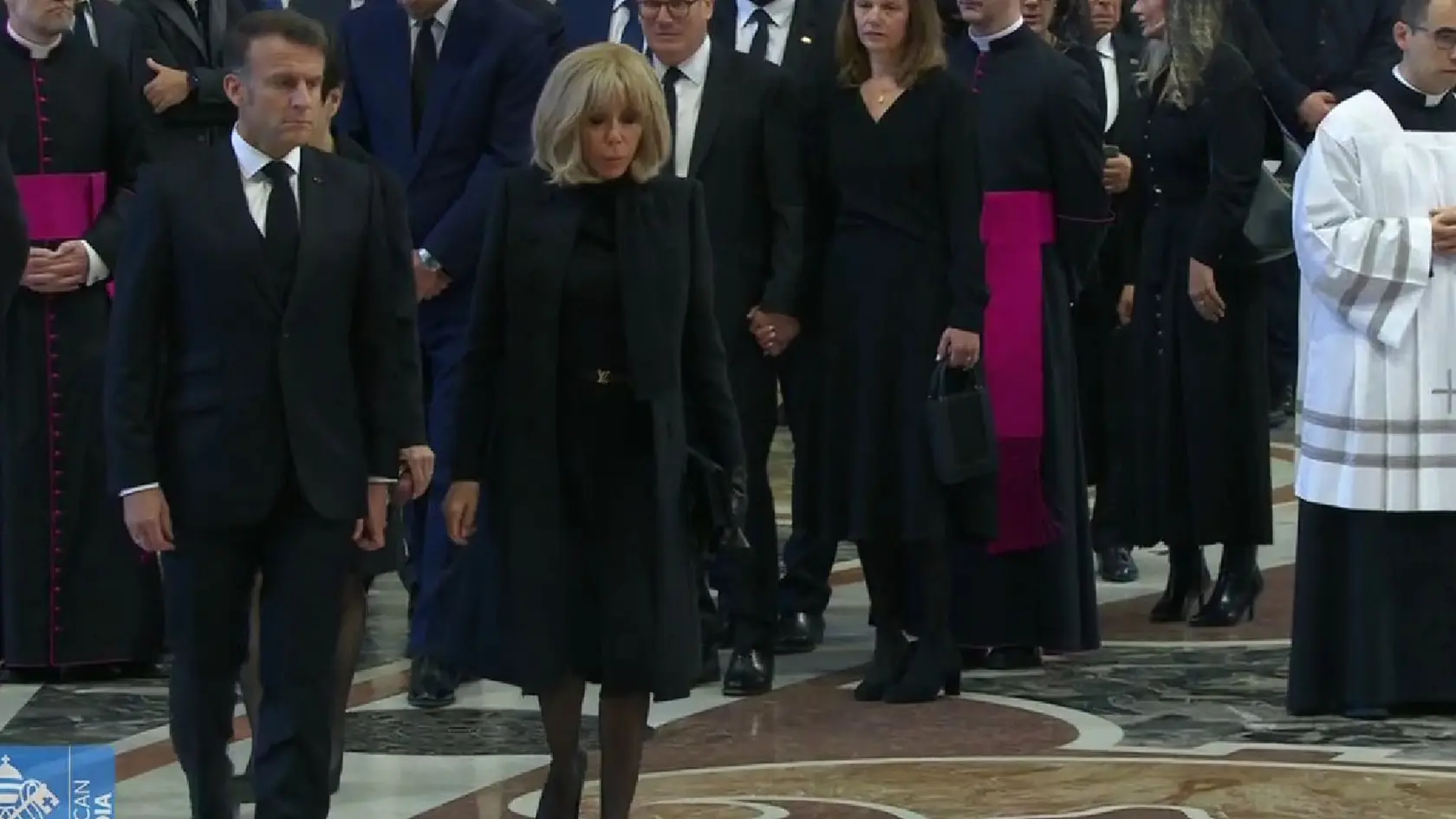 Pri rakve stojí aj francúzsky prezident Emanuel Macron s Brigittou.