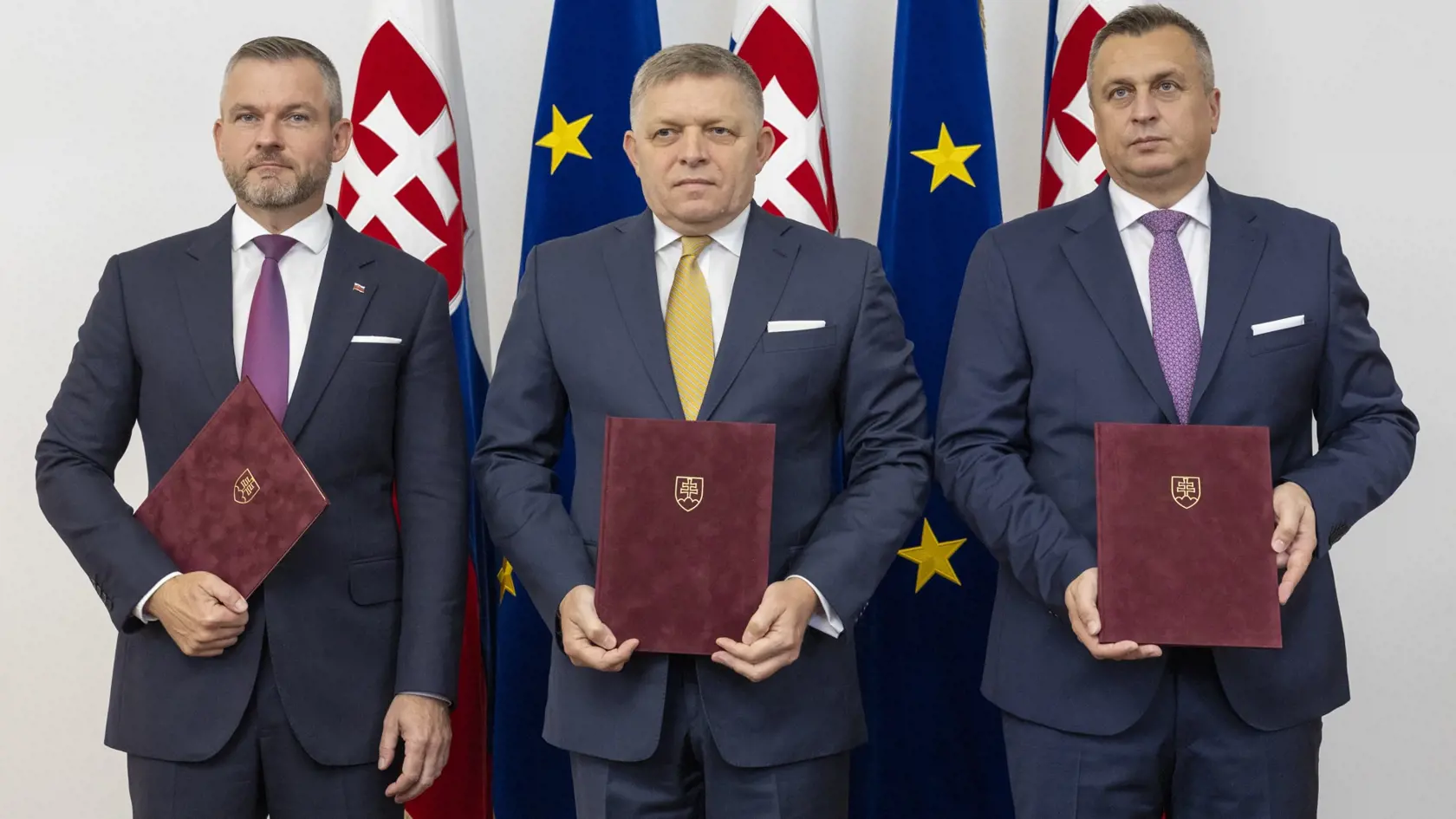 Predseda strany Smer-SD Robert Fico, líder Hlasu-SD Peter Pellegrini a šéf Slovenskej národnej strany (SNS) Andrej Danko počas podpisu koaličnej zmluvy v historickej budove Národnej rady Slovenskej republiky. Na snímke zľava je Peter Pellegrini, Robert Fico a Andrej Danko.