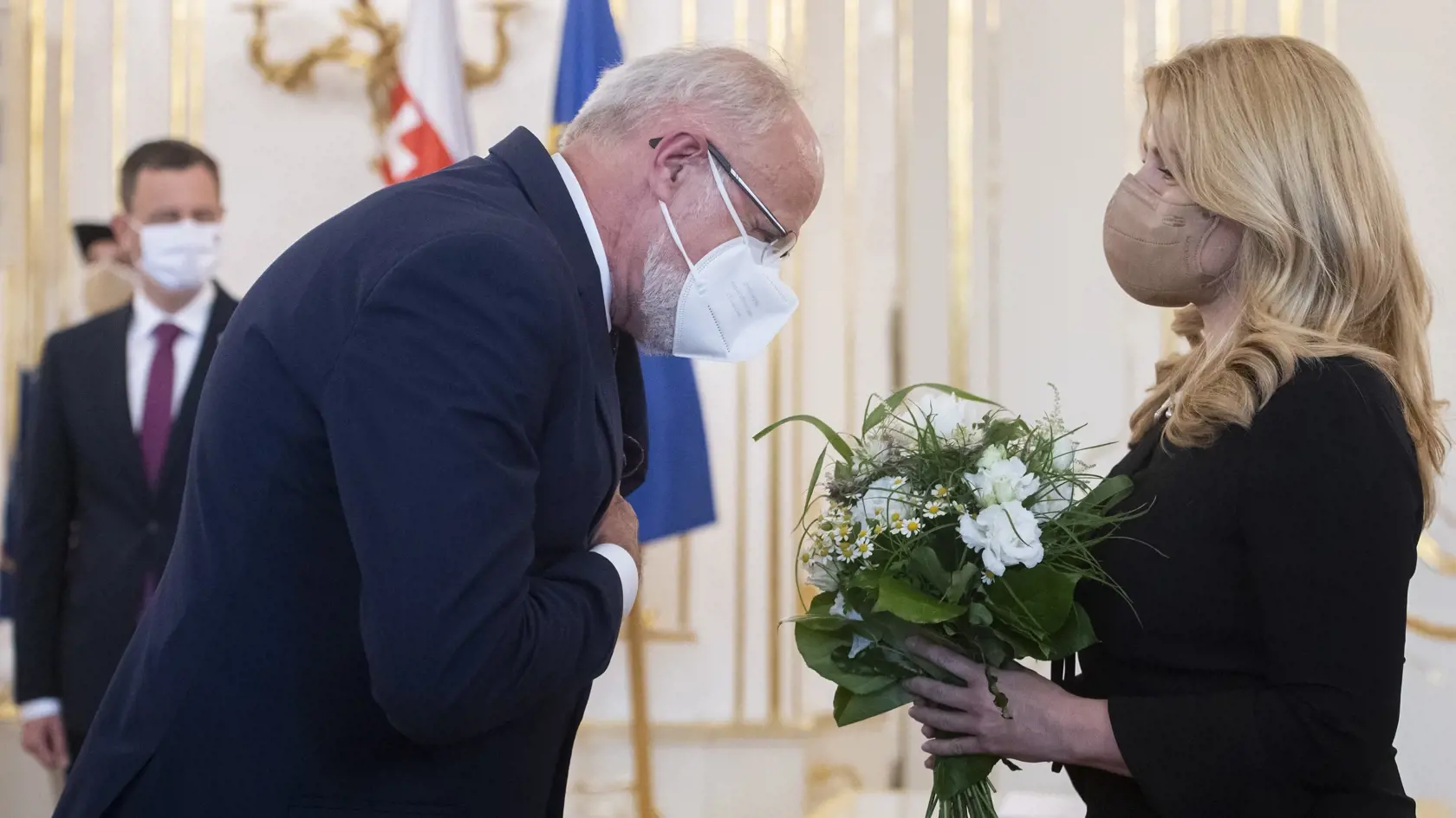 Prezidentka Zuzana Čaputová (vpravo) prijala demisiu doterajšieho ministra pôdohospodárstva a rozvoja vidieka Jána Mičovského (vľavo) v utorok 8. júna 2021 v Bratislave. Za jeho nástupcu vymenovala Samuela Vlčana. V pozadí vľavo predseda vlády Eduard Heger (OĽaNO).  FOTO TASR - Martin Baumann