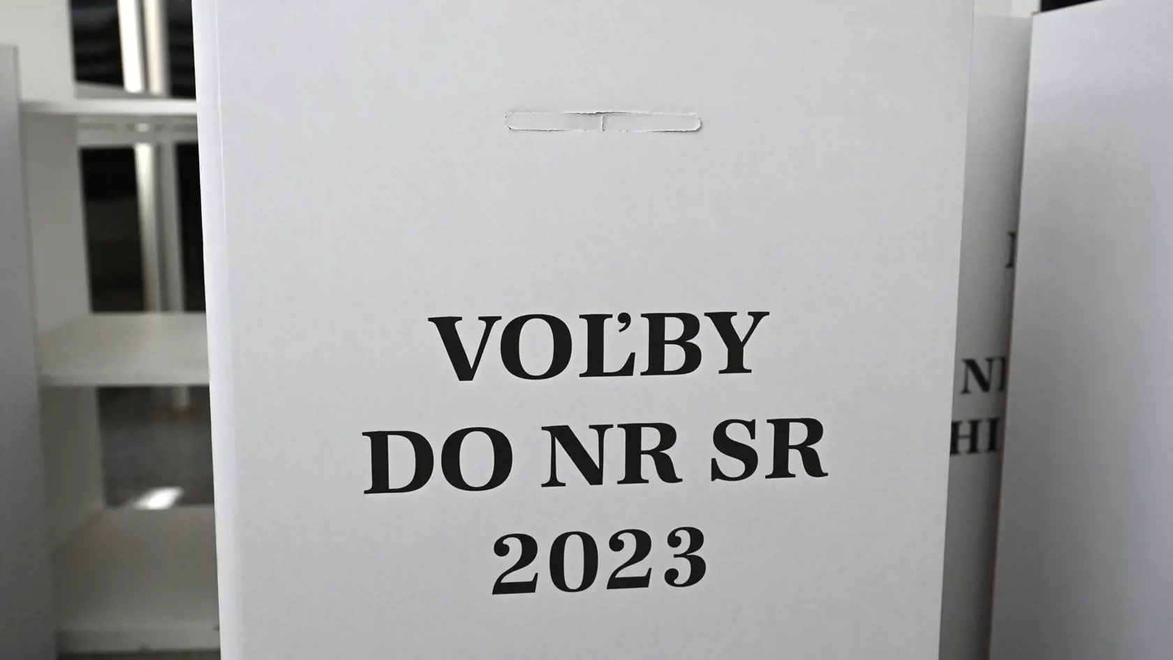 Polícia v súvislosti so septembrovými parlamentnými voľbami obvinila tri osoby pre prečin volebnej korupcie. Podstatou obvinenia je podplácanie voličov v rómskej osade v Trebišove.