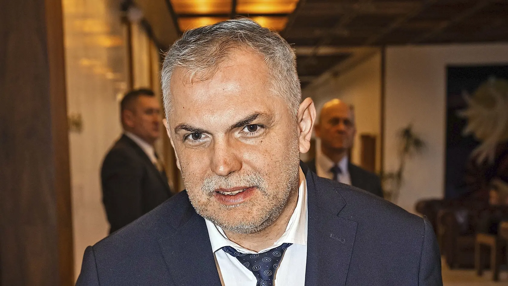 V koalícii sa má o zákone o tzv. covidových amnestiách, ak ho prezident SR Peter Pellegrini nepodpíše a vráti do parlamentu, ešte diskutovať. Poslanec Národnej rady (NR) SR Roman Michelko (SNS) si myslí, že SNS a Smer-SD by nemali problém prelomiť prípadné veto hlavy štátu. Zákonodarca Ján Podmanický (Smer-SD) legislatívu víta a za prípadné prelomenie veta bude hlasovať. Predseda poslaneckého klubu PS Martin Dubéci a poslanec Jozef Hajko (KDH) zákon kritizujú.