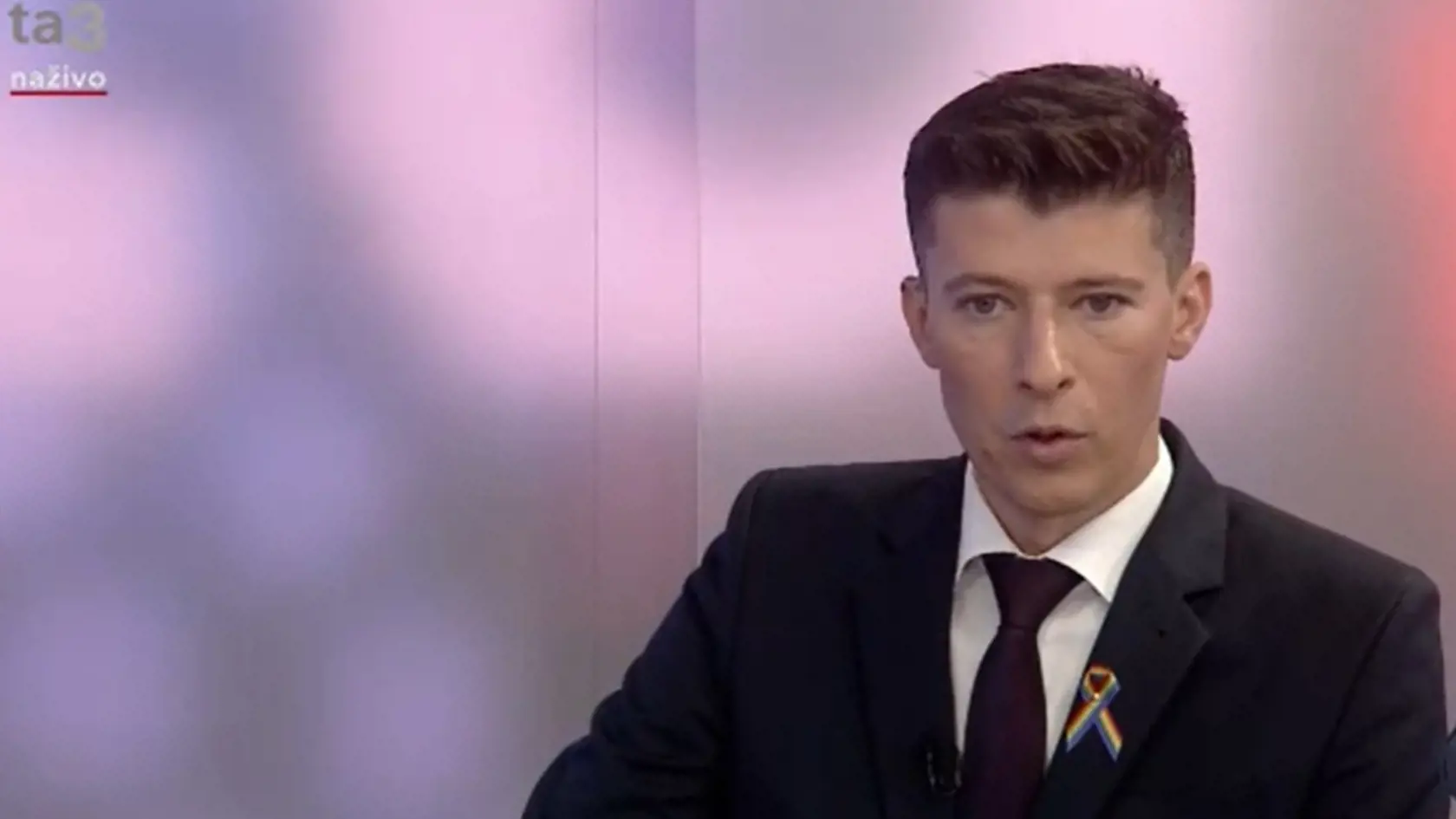 Iliev: "Ja sa k tomu hrdo hlásim a vyzývam k tomu aj kolegov novinárov, hercov, ale aj politikov. Nie je ich málo v parlamente. Pretože sa nám naozaj zle rozpína a keď budeme mlčať, môže to byť problém. Všetci tí, ktorí vás už teraz veľmi pália prsty a chcete mi poslať hejty a nenávistné komenty... Choďte radšej za vašimi deťmi. Možno ste ich za celý týždeň niektorí z vás ani nevideli. Opýtajte sa ich, ako sa im darí, objímte ich. Opýtajte sa, čo ich trápi. Možno ich už nemusíte nikdy vidieť."