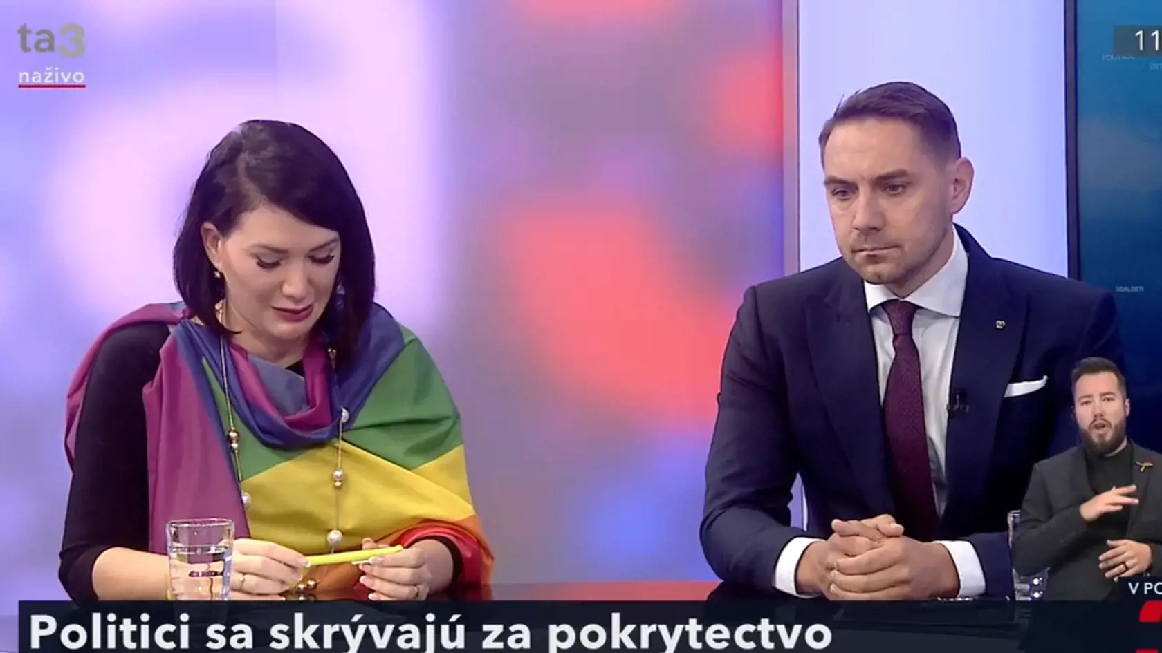 Poslankyňa SaS Jana Bittó Cigániková (39) sa v relácii objavila zahalená do dúhovej vlajky. Po úvodných vetách k téme vraždy dvoch mladých ľudí z LGBTI komunity sa šéfka zdravotníckeho výboru rozplakala. "Žasnem pán kolega, že necítite žiadnu zodpovednosť, pretože ja ako veľký bojovník aj za práva LGBTI komunity tú zodpovednosť cítim," reagovala na Gyimesiho. Následne sa Bittó Cigániková v priamom prenose rozplakala.