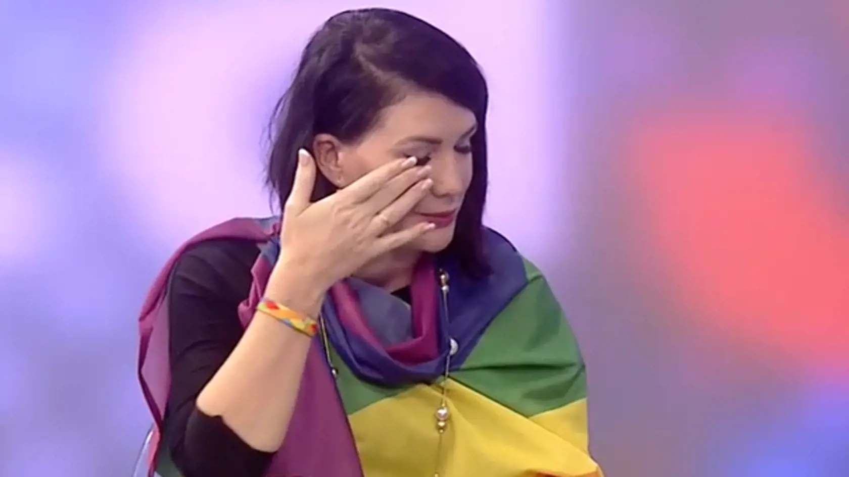 Poslankyňa SaS Jana Bittó Cigániková (39) sa v relácii objavila zahalená do dúhovej vlajky. Po úvodných vetách k téme vraždy dvoch mladých ľudí z LGBTI komunity sa šéfka zdravotníckeho výboru rozplakala. "Žasnem pán kolega, že necítite žiadnu zodpovednosť, pretože ja ako veľký bojovník aj za práva LGBTI komunity tú zodpovednosť cítim," reagovala na Gyimesiho. Následne sa Bittó Cigániková v priamom prenose rozplakala.