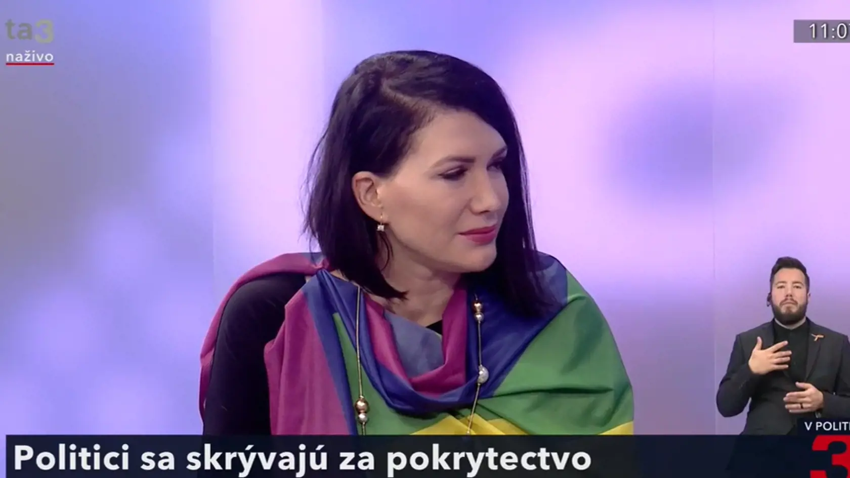 Poslankyňa SaS Jana Bittó Cigániková (39) sa v relácii objavila zahalená do dúhovej vlajky. Po úvodných vetách k téme vraždy dvoch mladých ľudí z LGBTI komunity sa šéfka zdravotníckeho výboru rozplakala. "Žasnem pán kolega, že necítite žiadnu zodpovednosť, pretože ja ako veľký bojovník aj za práva LGBTI komunity tú zodpovednosť cítim," reagovala na Gyimesiho. Následne sa Bittó Cigániková v priamom prenose rozplakala