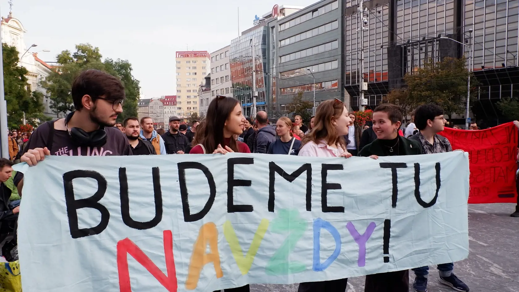 Dav ľudí sa v nedeľu zišiel v nedeľu 16. októbra v Bratislave na demonštrácii s názvom Zostávame v uliciach -Antifašistický pochod mestom, ktorá sa konala v reakcii na vraždu dvoch príslušníkov LGBTI komunity.
