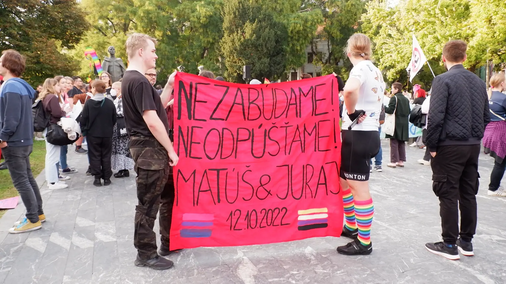 Dav ľudí sa v nedeľu zišiel v nedeľu 16. októbra v Bratislave na demonštrácii s názvom Zostávame v uliciach -Antifašistický pochod mestom, ktorá sa konala v reakcii na vraždu dvoch príslušníkov LGBTI komunity.