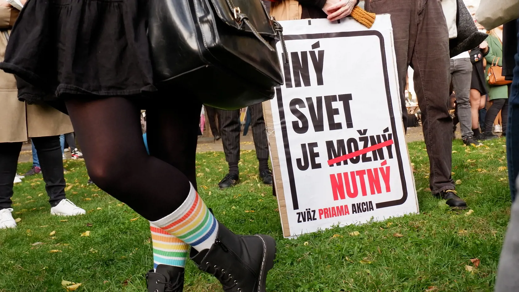 Dav ľudí sa v nedeľu zišiel v nedeľu 16. októbra v Bratislave na demonštrácii s názvom Zostávame v uliciach -Antifašistický pochod mestom, ktorá sa konala v reakcii na vraždu dvoch príslušníkov LGBTI komunity.