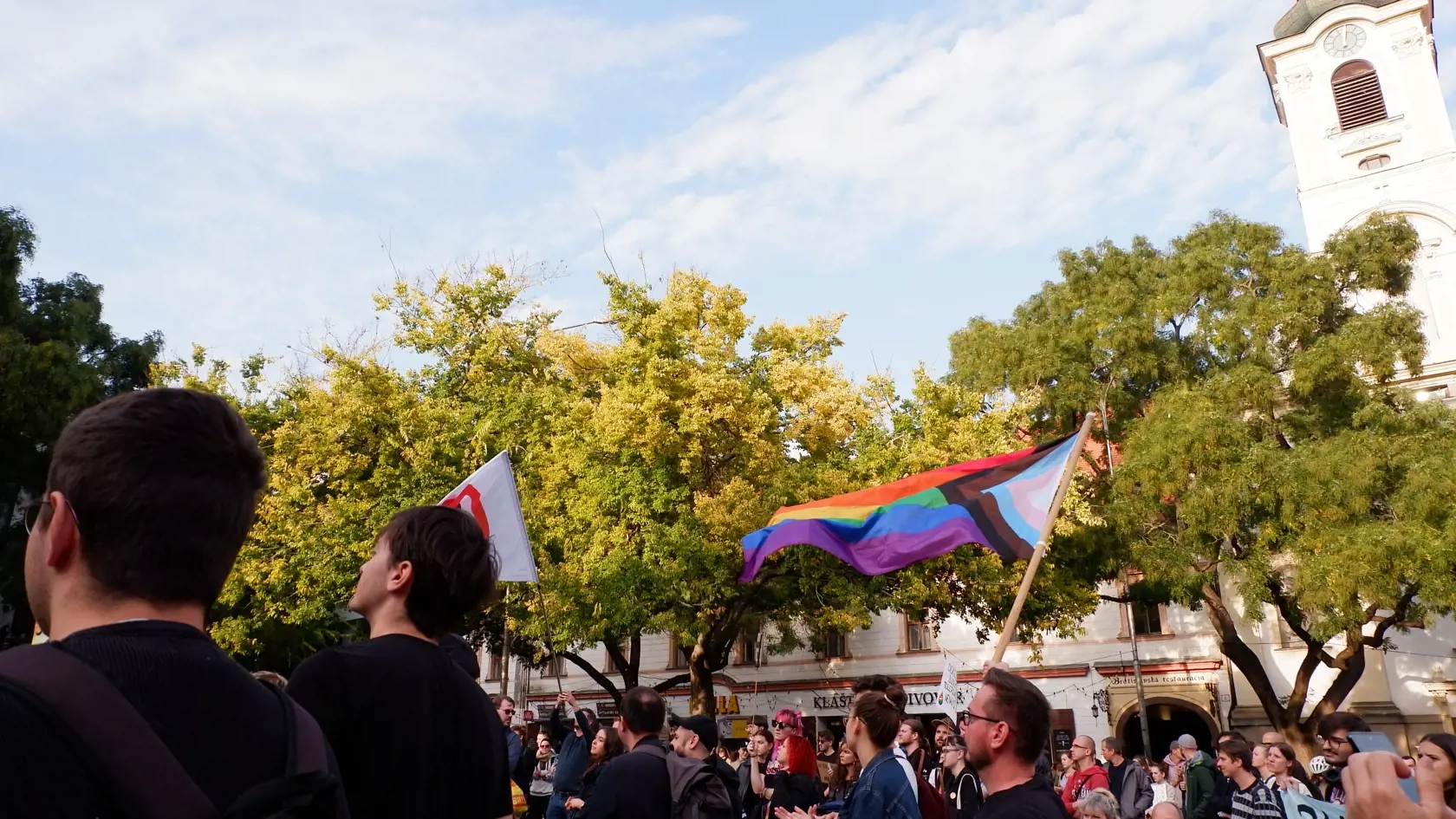 Dav ľudí sa v nedeľu zišiel v nedeľu 16. októbra v Bratislave na demonštrácii s názvom Zostávame v uliciach -Antifašistický pochod mestom, ktorá sa konala v reakcii na vraždu dvoch príslušníkov LGBTI komunity.