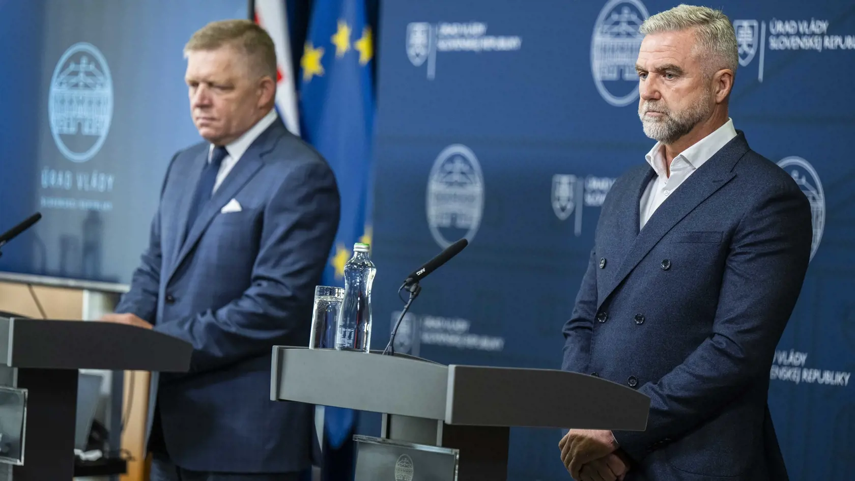 Na snímke zľava predseda vlády SR Robert Fico a podpredseda NR SR Tibor Gašpar (obaja Smer-SD) počas tlačovej konferencie na Úrade vlády SR 23. augusta 2024 v Bratislave.