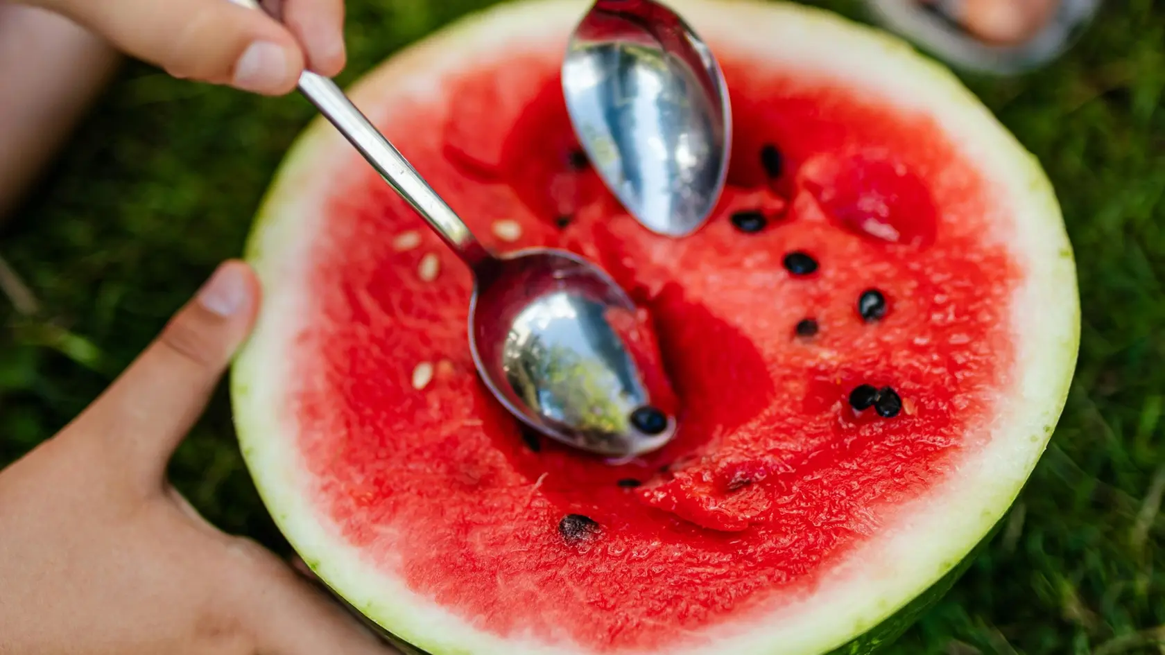 Červený melón je nízkokalorické ovocie, ktoré obsahuje až 92% vody, čo ho robí skvelým prostriedkom na hydratáciu.