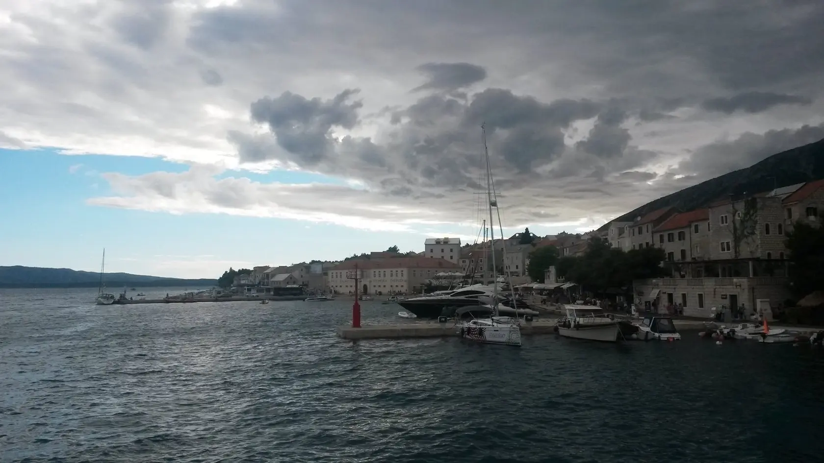Chorvátsky Hvar občas trápia búrky a dážď.