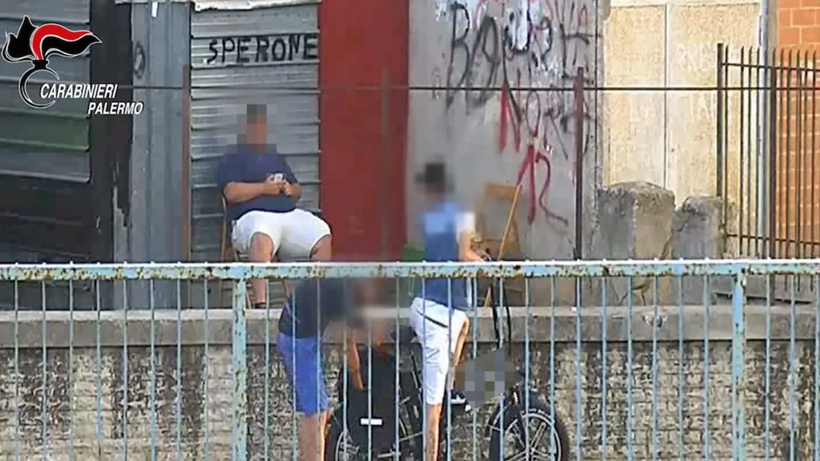 Podľa úradov skupina obchodovala s drogami ‒ od kokaínu po metamfetamín a marihuanu ‒ v blízkosti školy, pričom odhadovaný ročný zisk dosiahol približne 1,5 milióna eur.