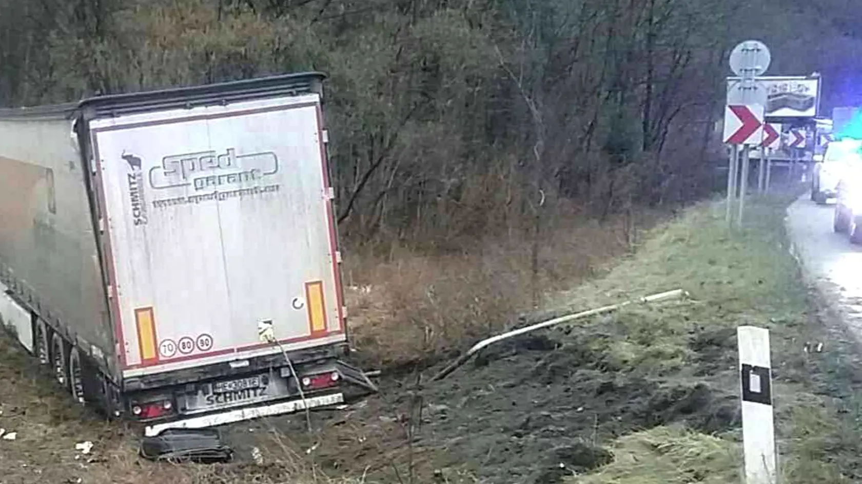 Tragická nehoda kamiónu a osobného auta pod Strečnom.