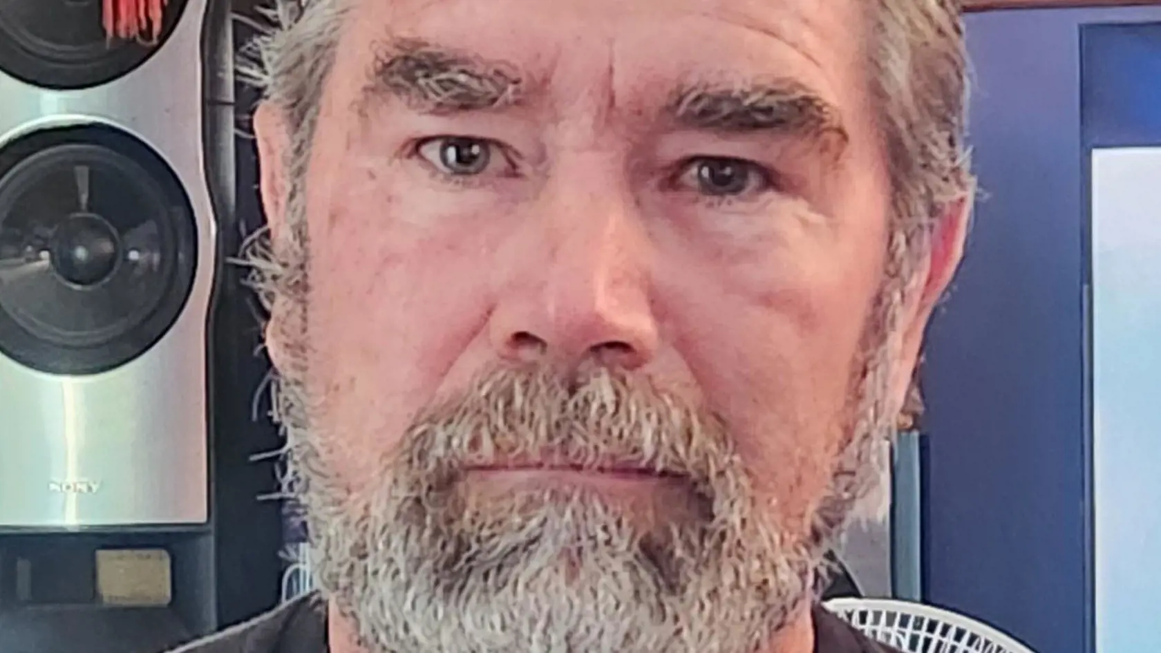 Arthur Smyth, vyšiel s pravdou o obťažovaní len nedávno. Na základe terajších zistení sa mal Mountbatten podieľať na obťažovaní vtedy len 11 ročného chlapca v detskom domove Kincora na severe Írska.