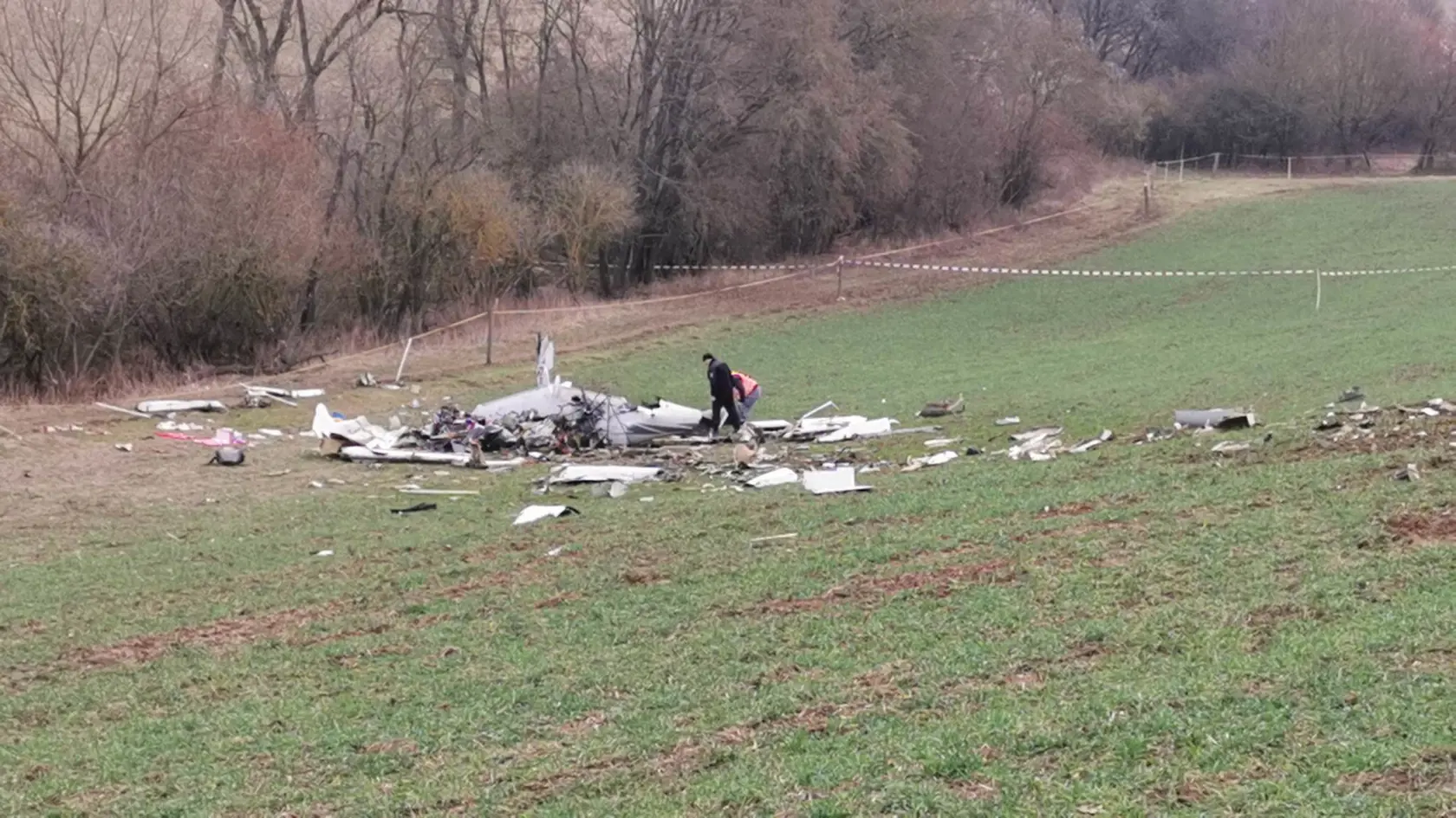 Deň po tragickom nešťastí sú trosky zrúteného lietadla stále na poli, miesto obhliadajú pracovníci Leteckého a námorného vyšetrovacieho útvaru. Na snímke zrútené lietadlo v Trenčianskych Stankovciach 23. februára 2023.