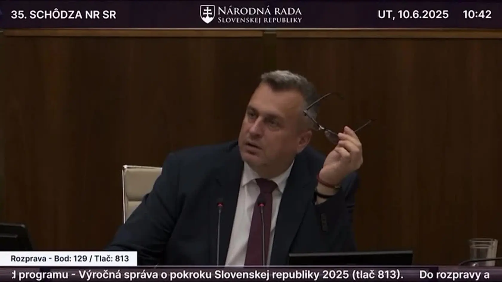 V rokovacej sále Národnej rady SR sa napätie v utorok 10. júna opäť dalo doslova krájať. Dôvod? Transakčná daň! To, že ju prerokujú až v septembri vyprovokovalo opozičníka Jozefa Pročka k ostrej reakcii.