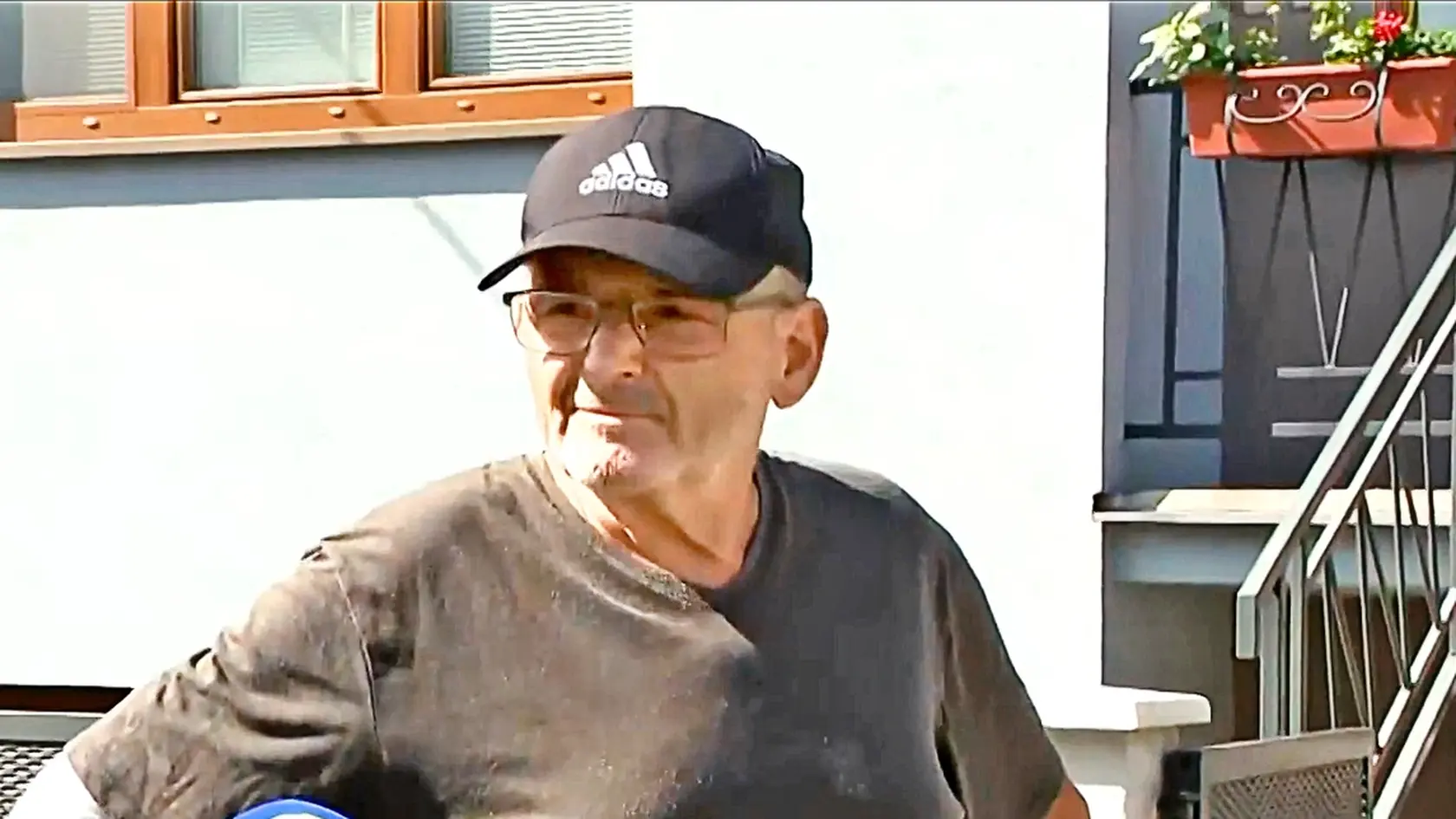 Otec má ranu na zátylku i chrbte.