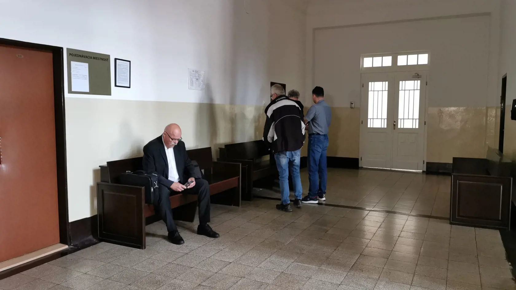 Napriek tomu, že na súd sa dostavili obaja obžalovaní, prokurátor, traja poškodení aj štyri obhajcovia, pojednávanie sa nezačalo. Neprišiel totiž jeden sudca, člen senátu.